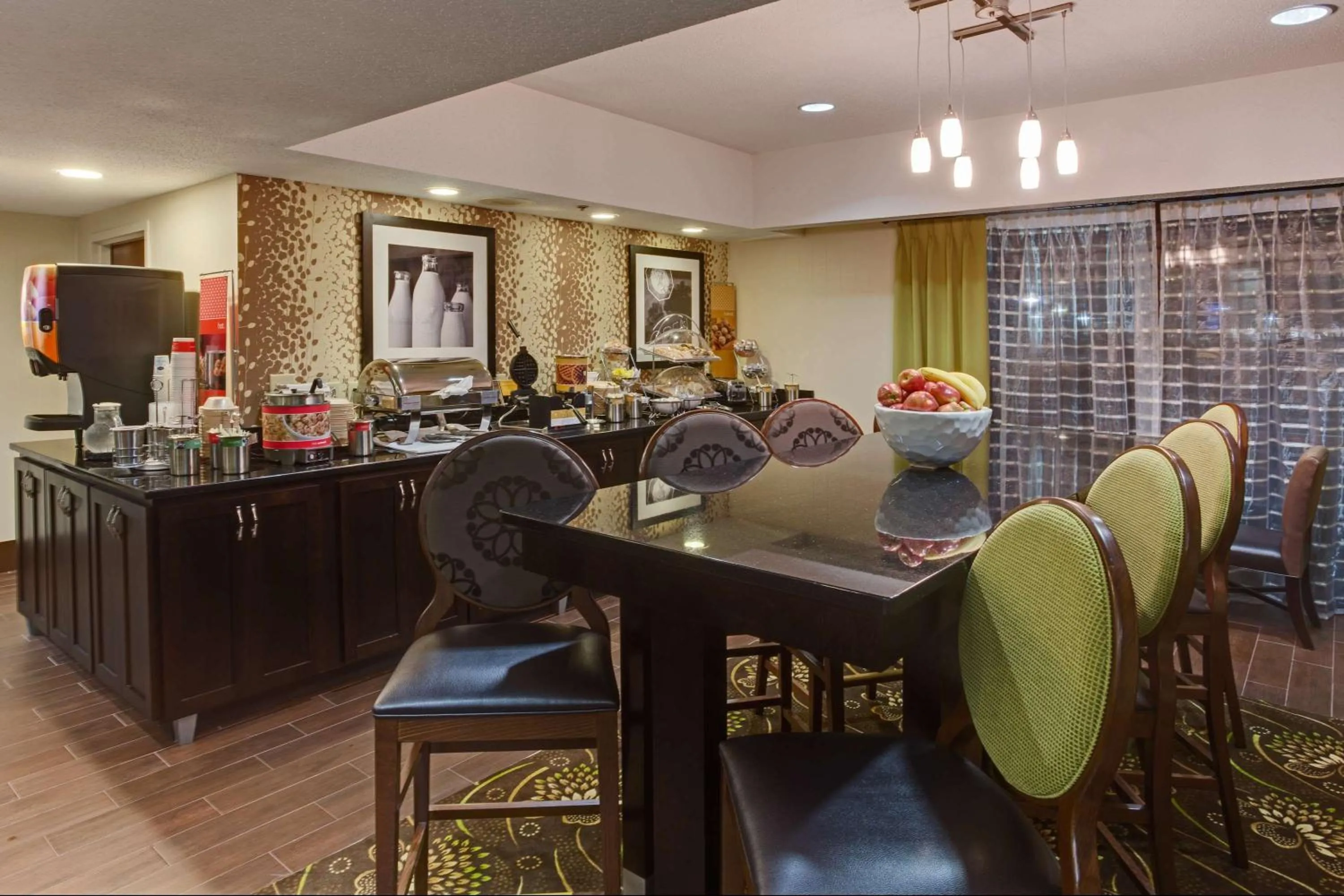 Dining area in Hampton Inn Pawleys Island