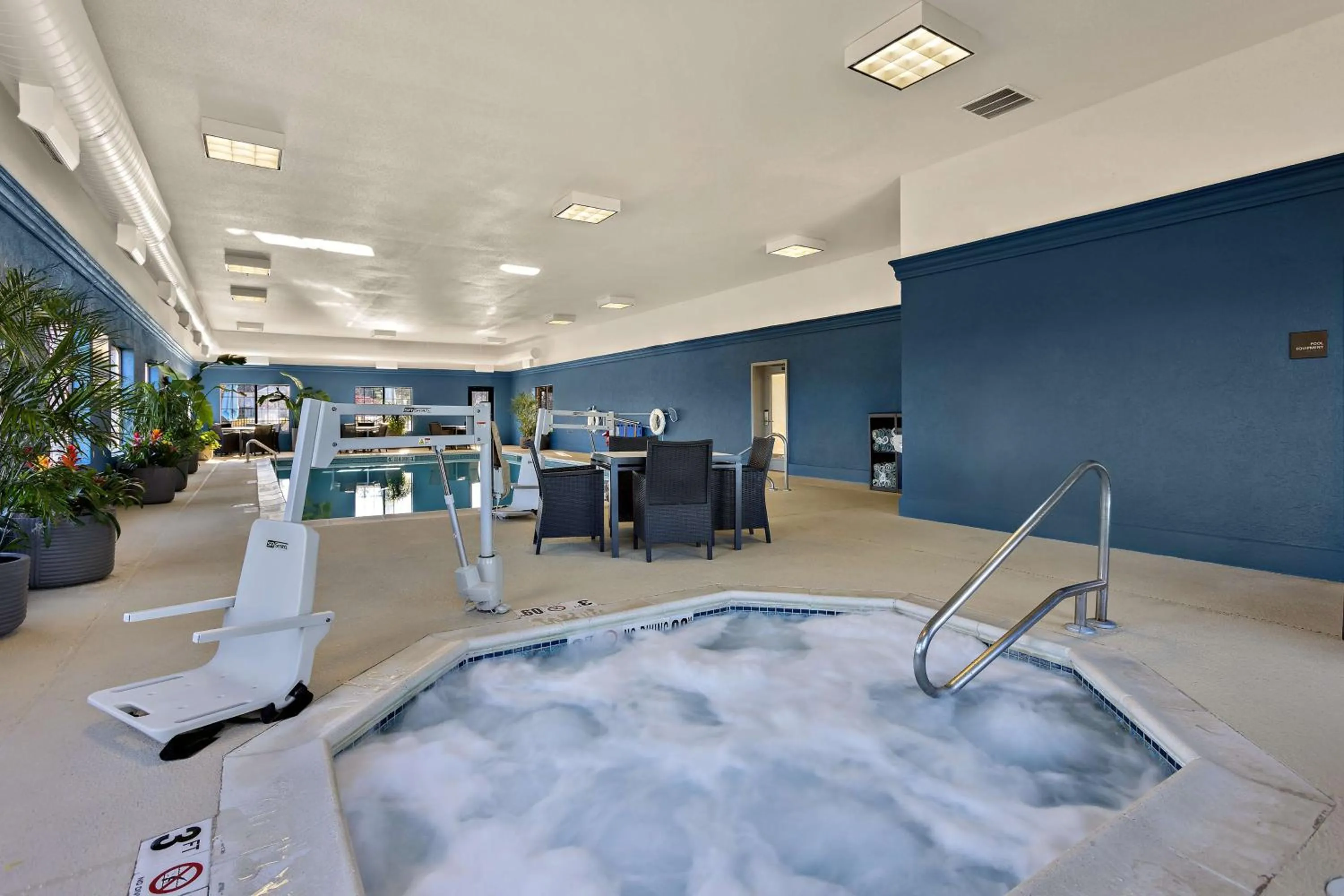 Swimming pool in Hampton Inn & Suites Petoskey