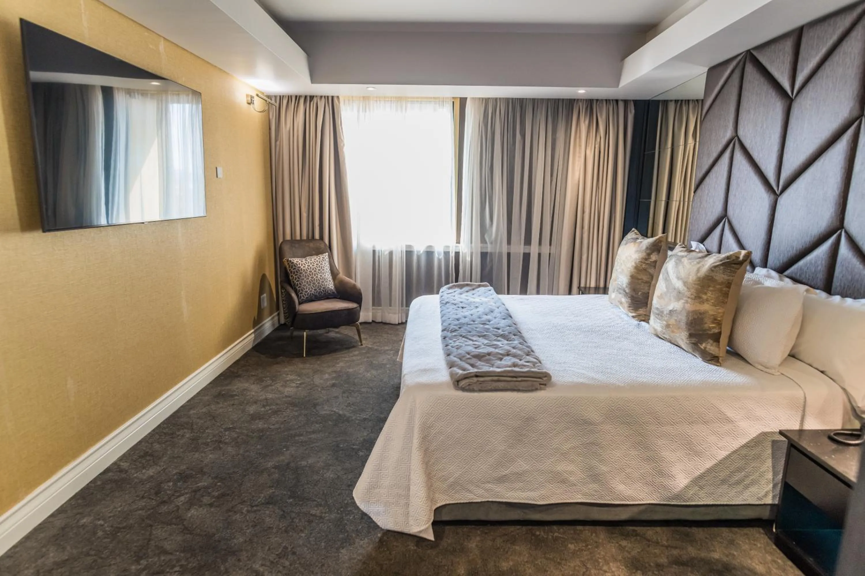 Property building, Bed in Rainbow Towers Hotel & Conference Centre