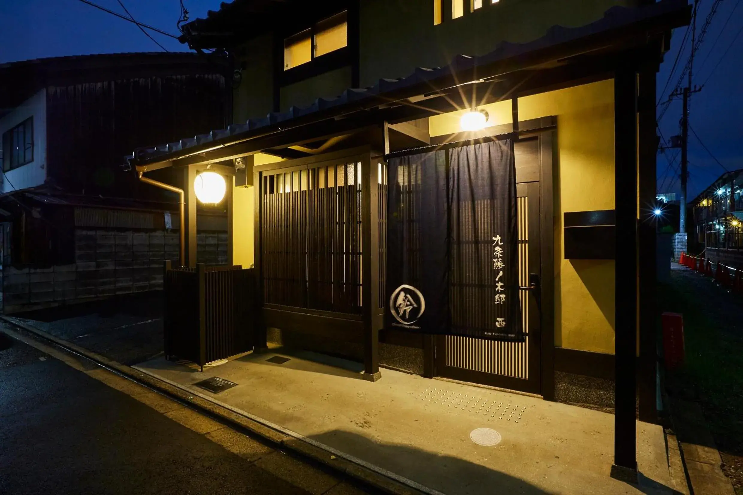 Facade/entrance in Rinn Kujofujinoki West Facade/entrance in Rinn Kujofujinoki West