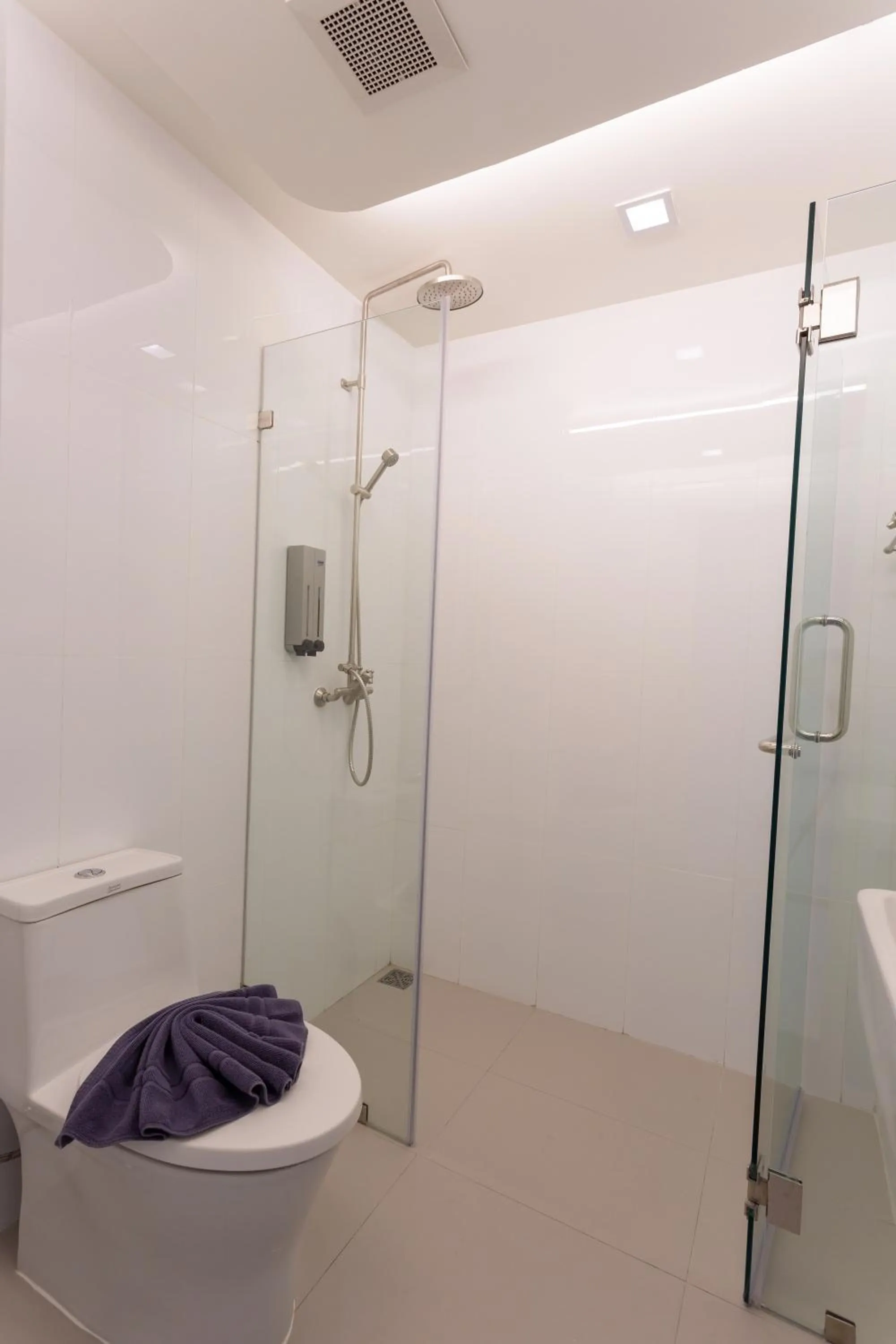 Bathroom in BearPacker Patong Hostel