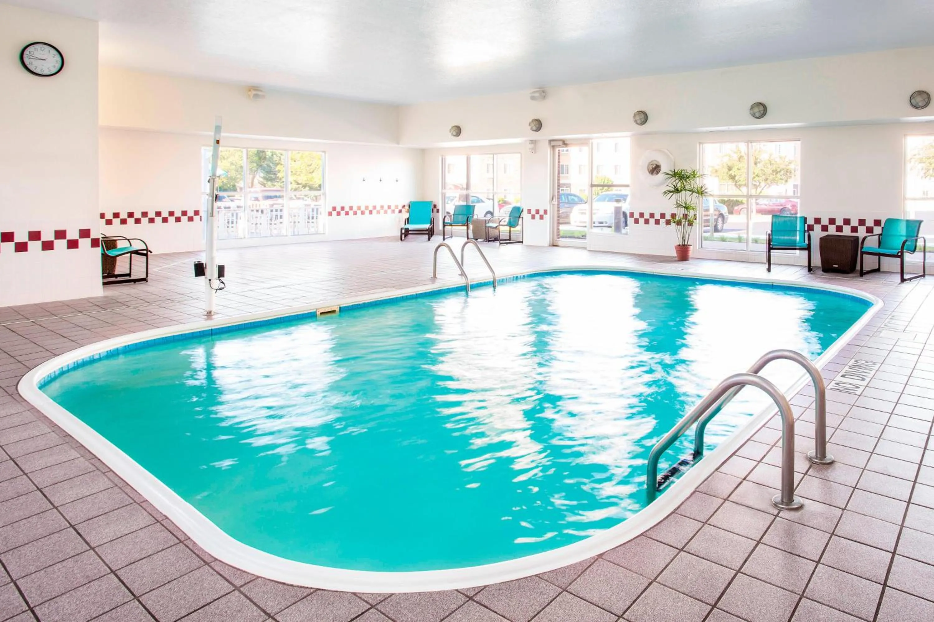 Swimming pool in Residence Inn Rockford
