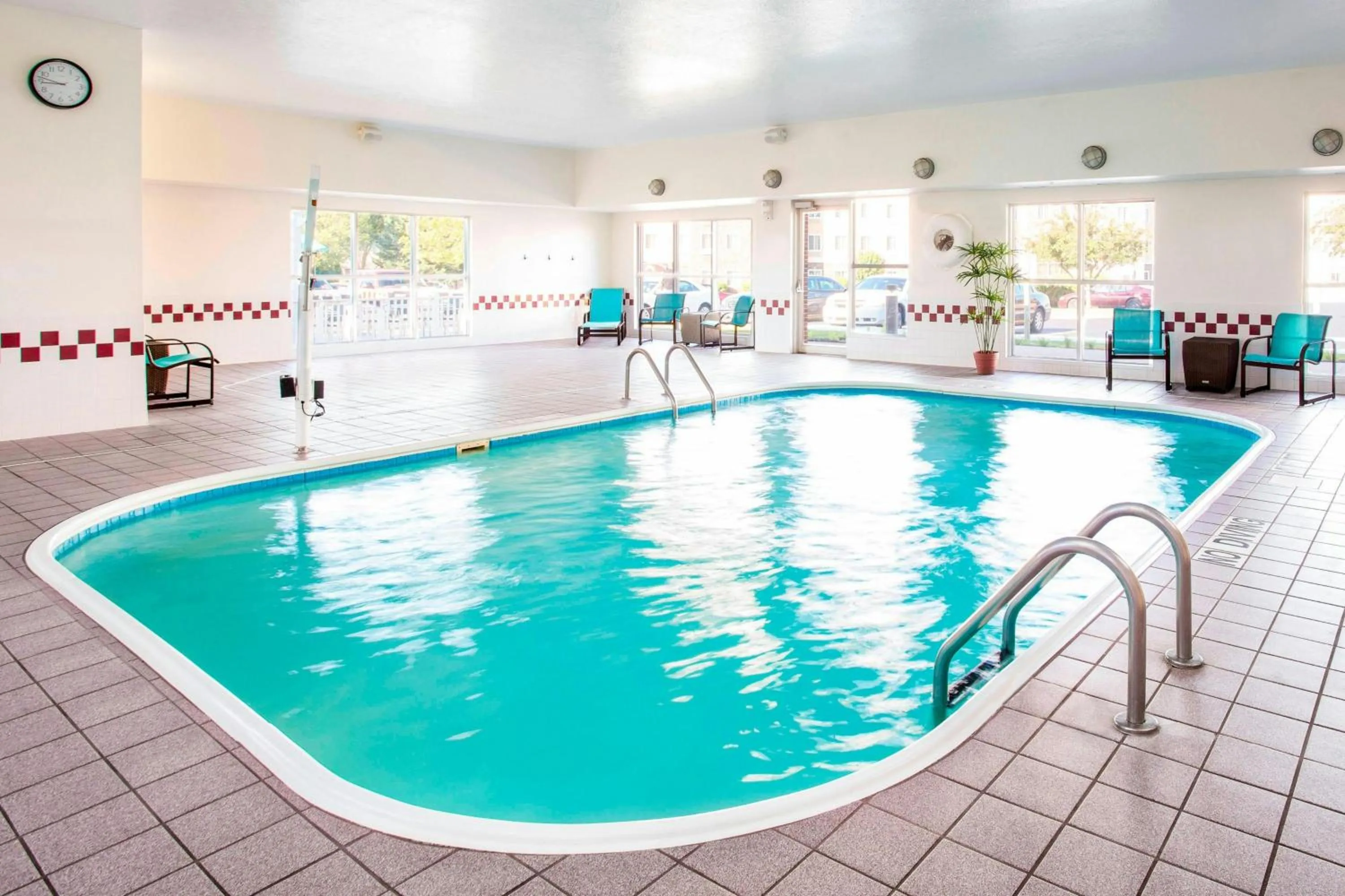 Swimming pool in Residence Inn Rockford