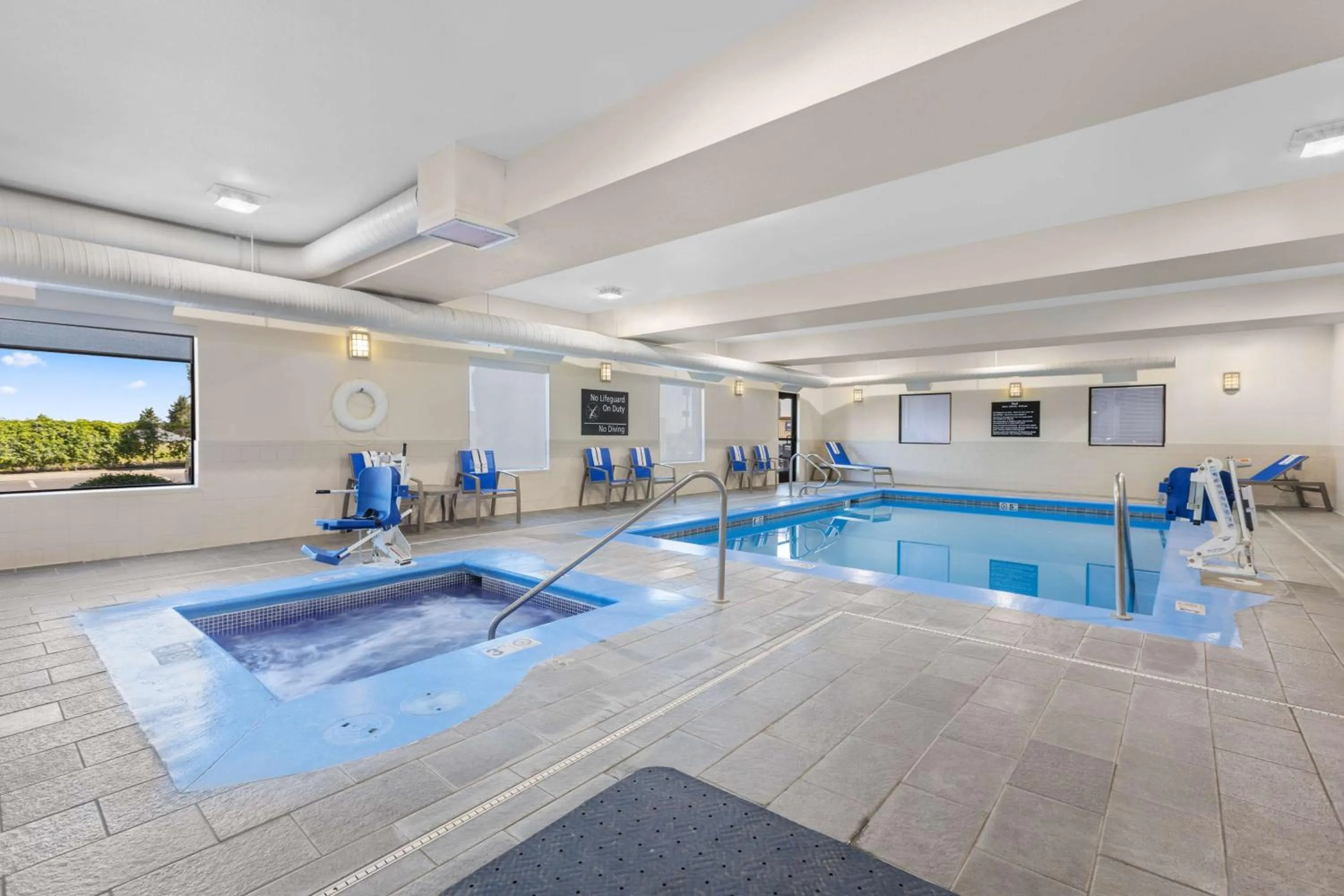 Pool view in Hampton Inn Pendleton