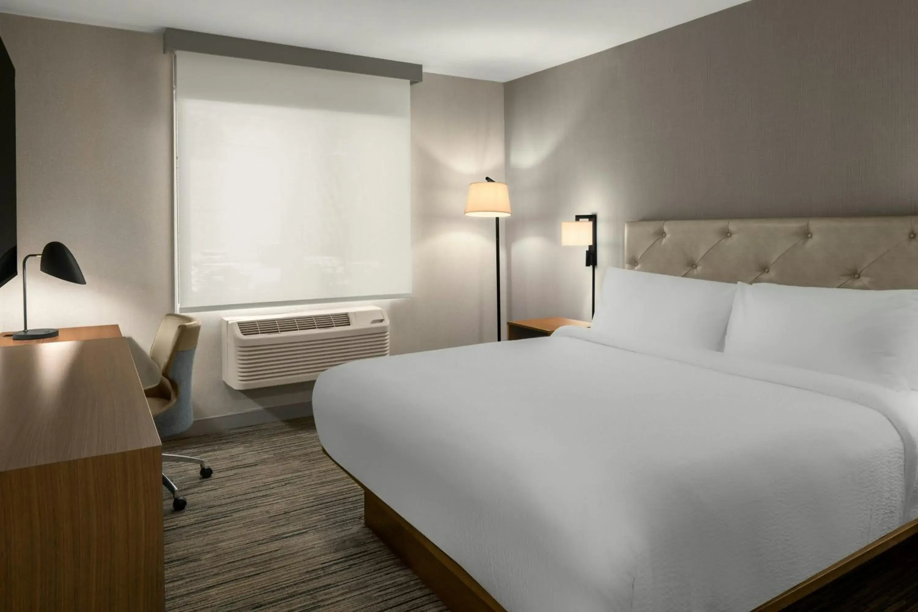 Guest Room, 1 King in Four Points by Sheraton Downtown Seattle Center Guest Room, 1 King in Four Points by Sheraton Downtown Seattle Center