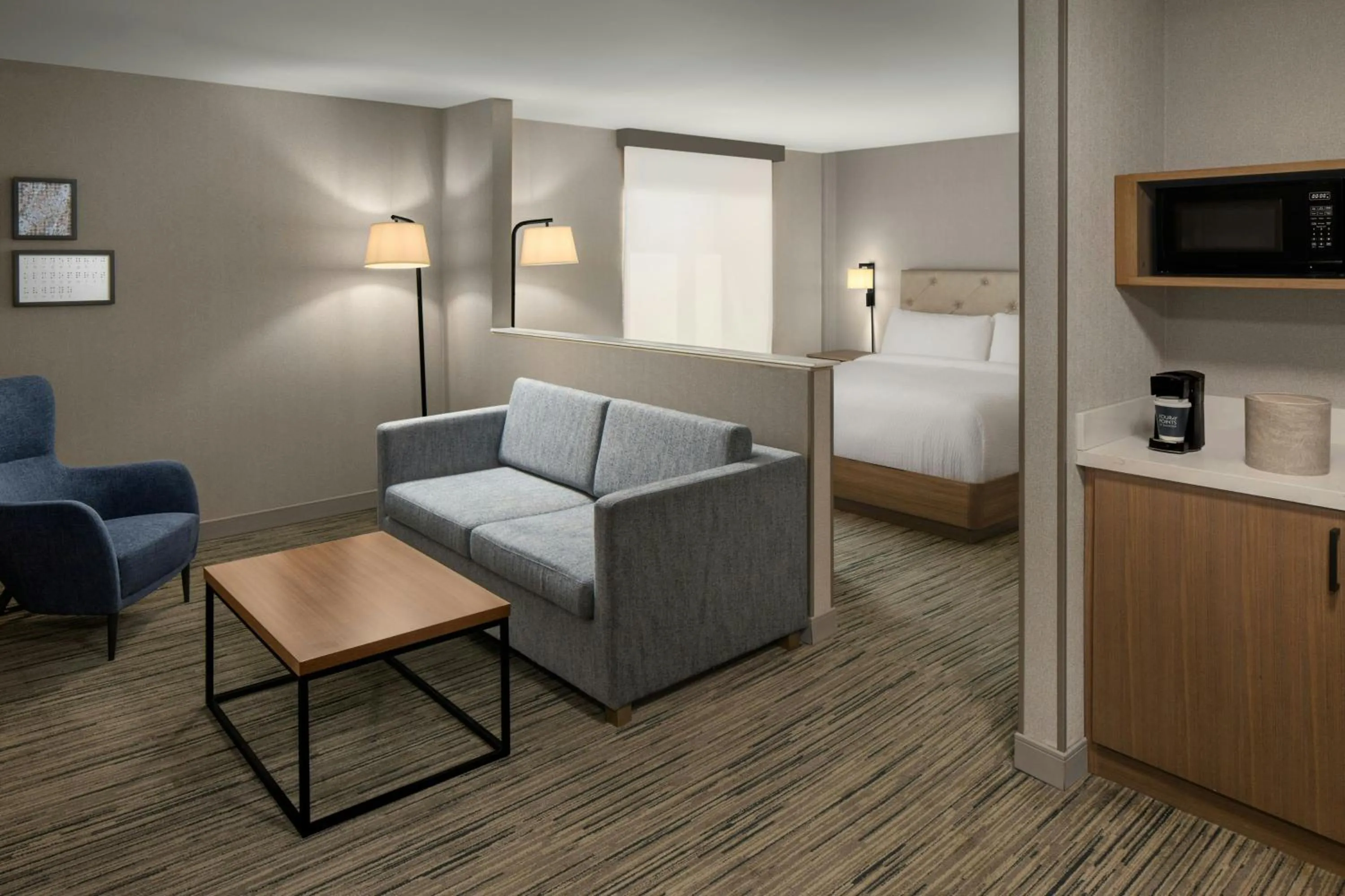 Living room, Bed in Four Points by Sheraton Downtown Seattle Center