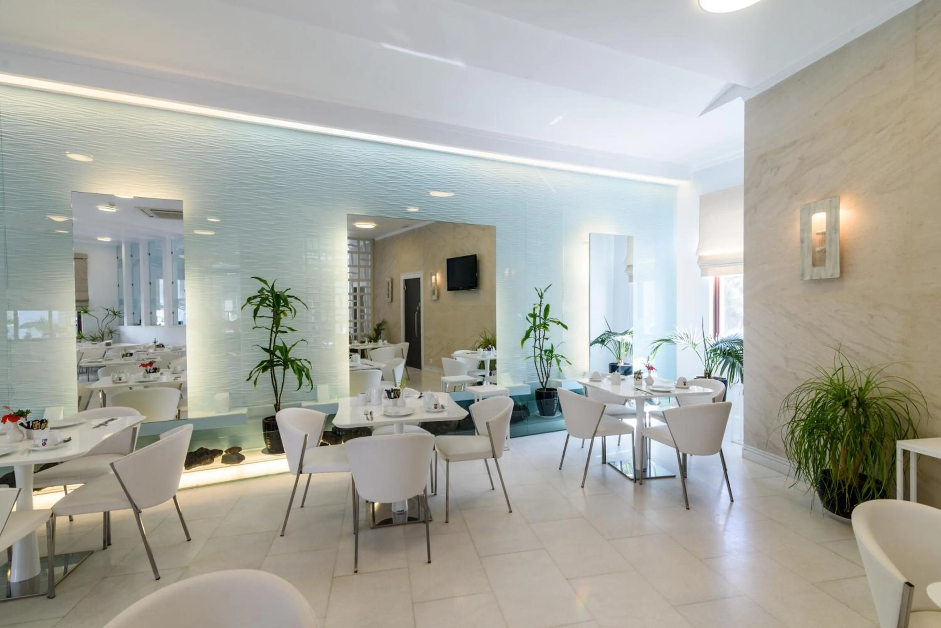 Restaurant/places to eat in La Mer Deluxe Hotel & Spa