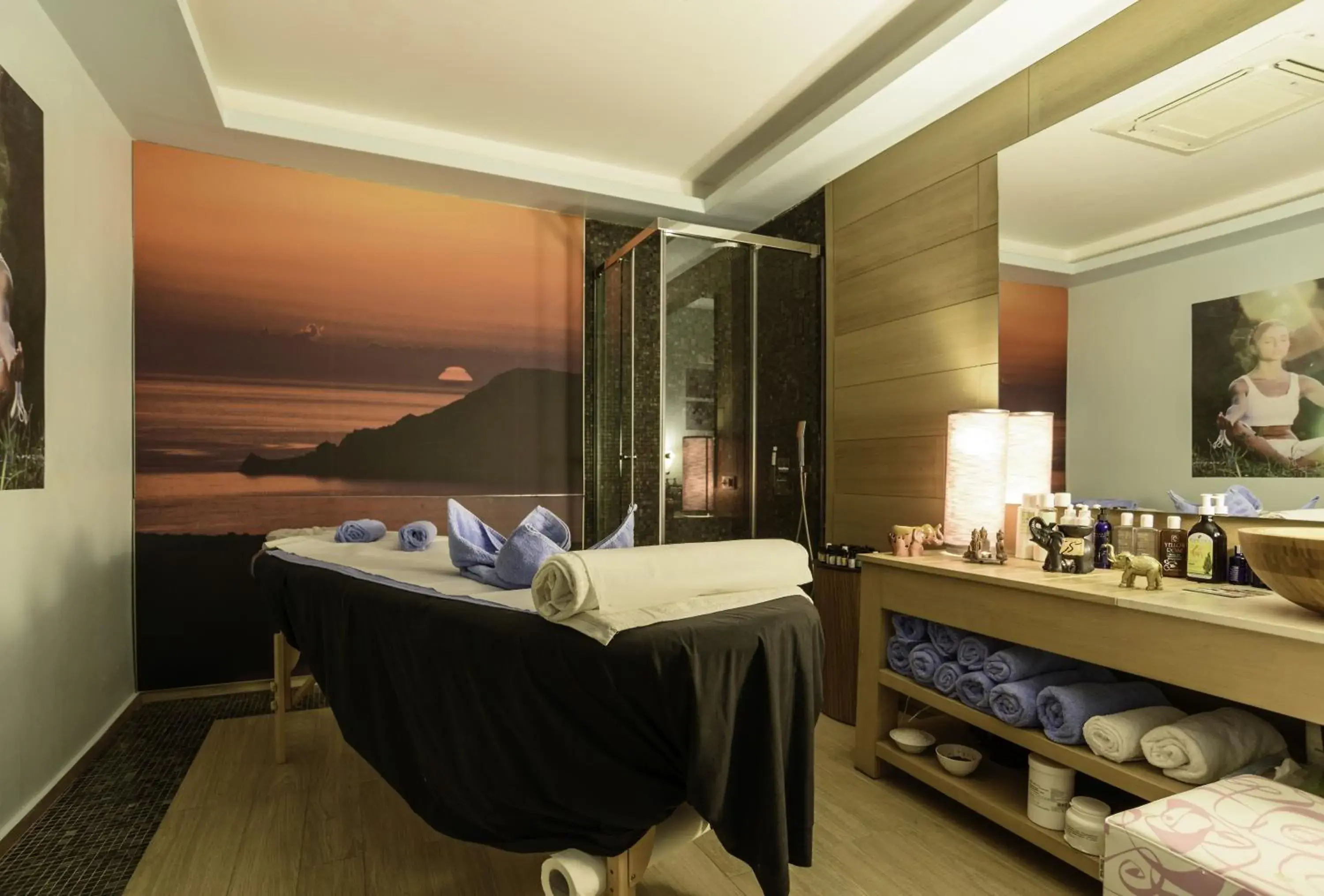 Massage, Bed in La Mer Deluxe Hotel & Spa Massage, Bed in La Mer Deluxe Hotel & Spa