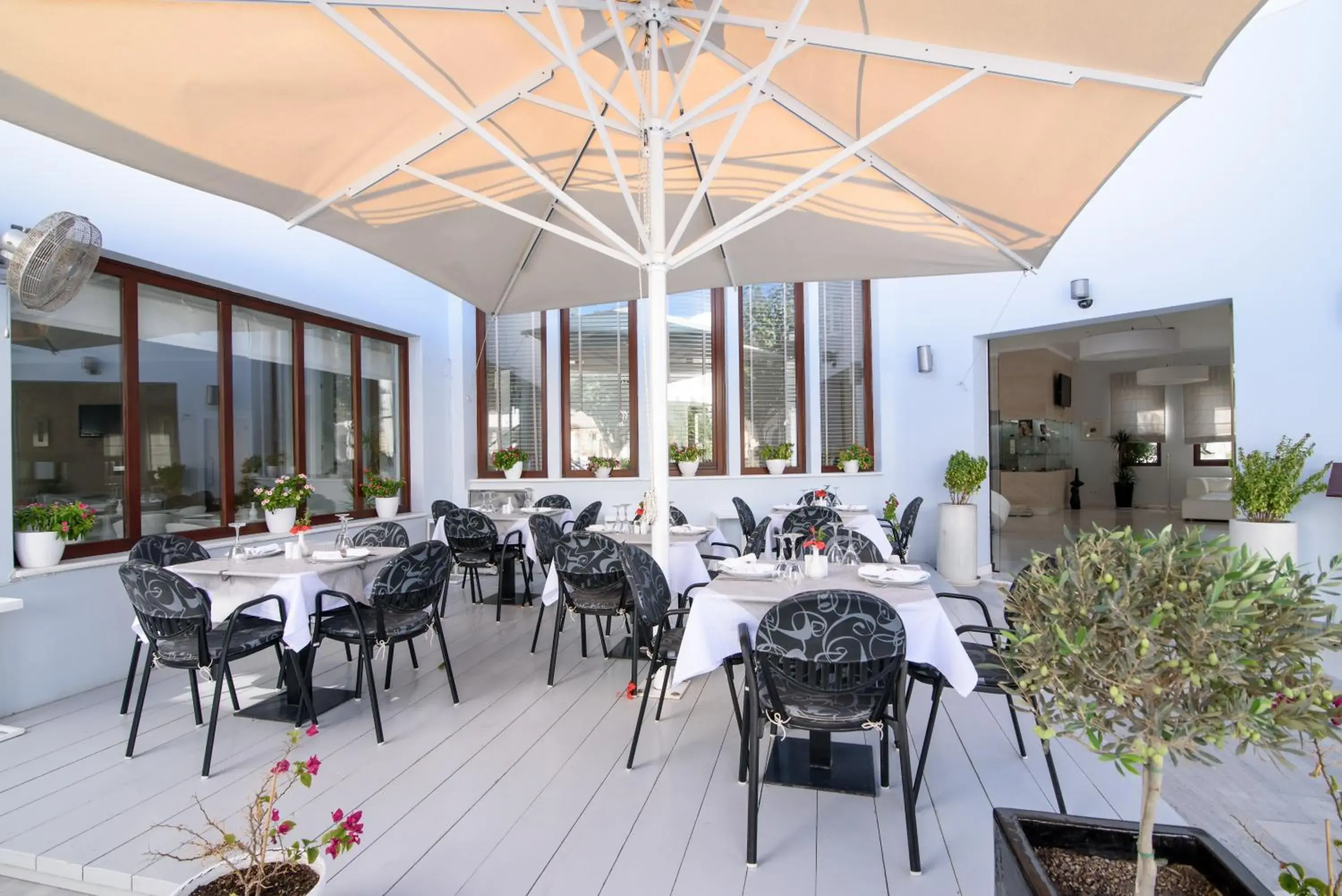 Restaurant/places to eat in La Mer Deluxe Hotel & Spa Restaurant/places to eat in La Mer Deluxe Hotel & Spa