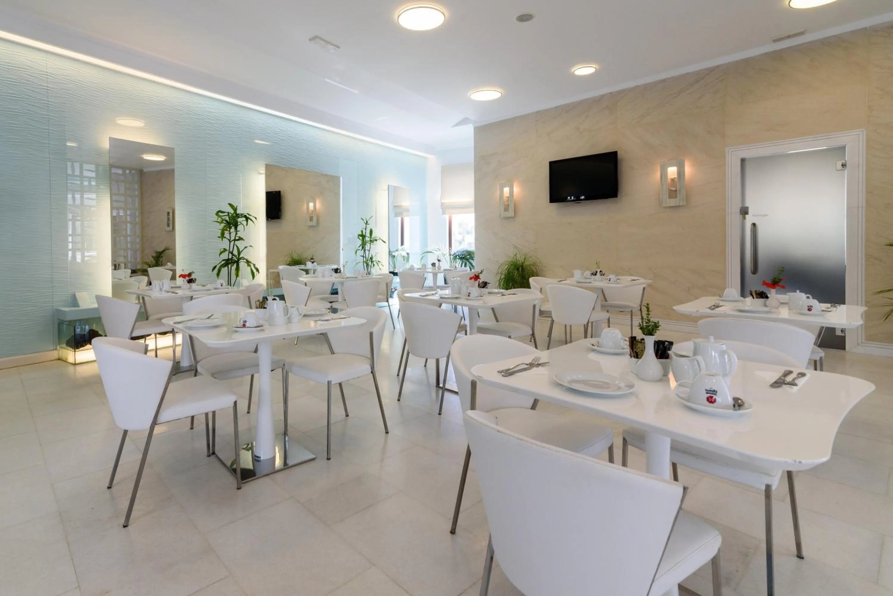 Restaurant/places to eat in La Mer Deluxe Hotel & Spa