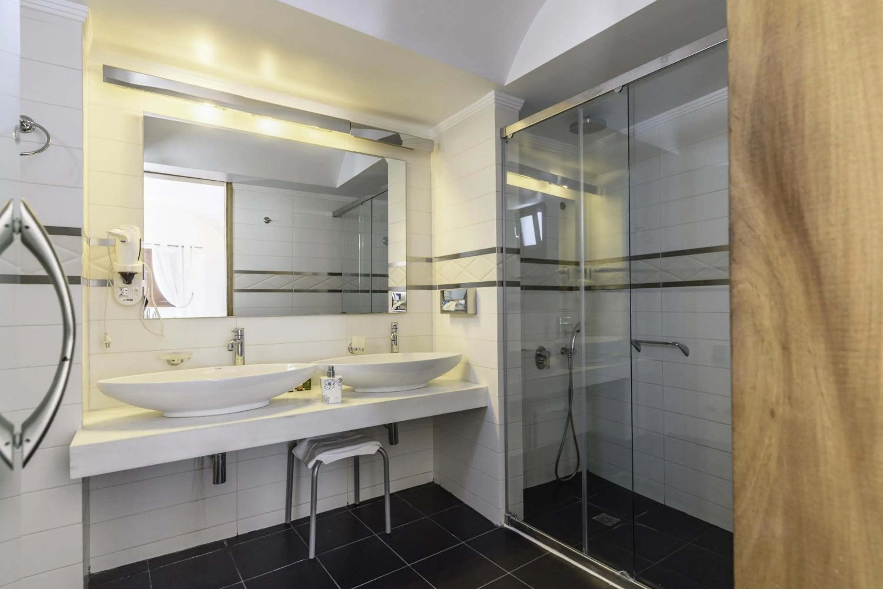 Bathroom in La Mer Deluxe Hotel & Spa