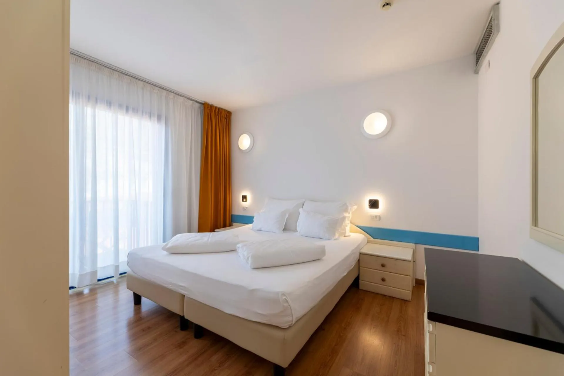 Photo of the whole room, Bed in Hi Hotels Riva del Garda