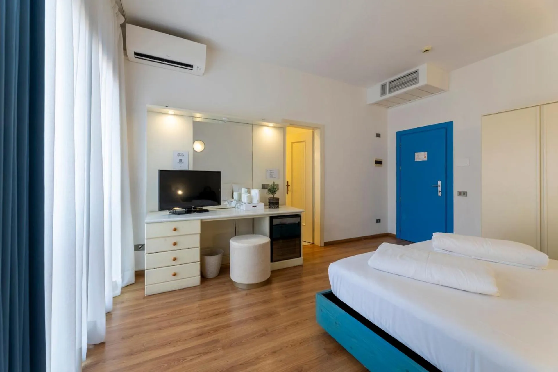 Bedroom, Bed in Hi Hotels Riva del Garda