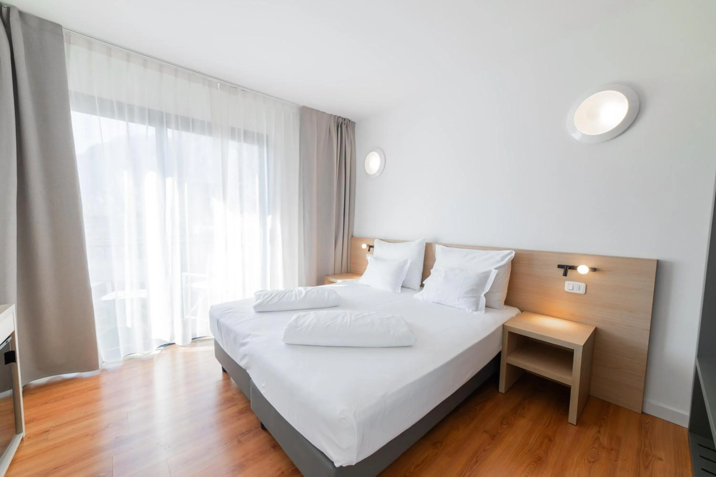 Bedroom, Bed in Hi Hotels Riva del Garda