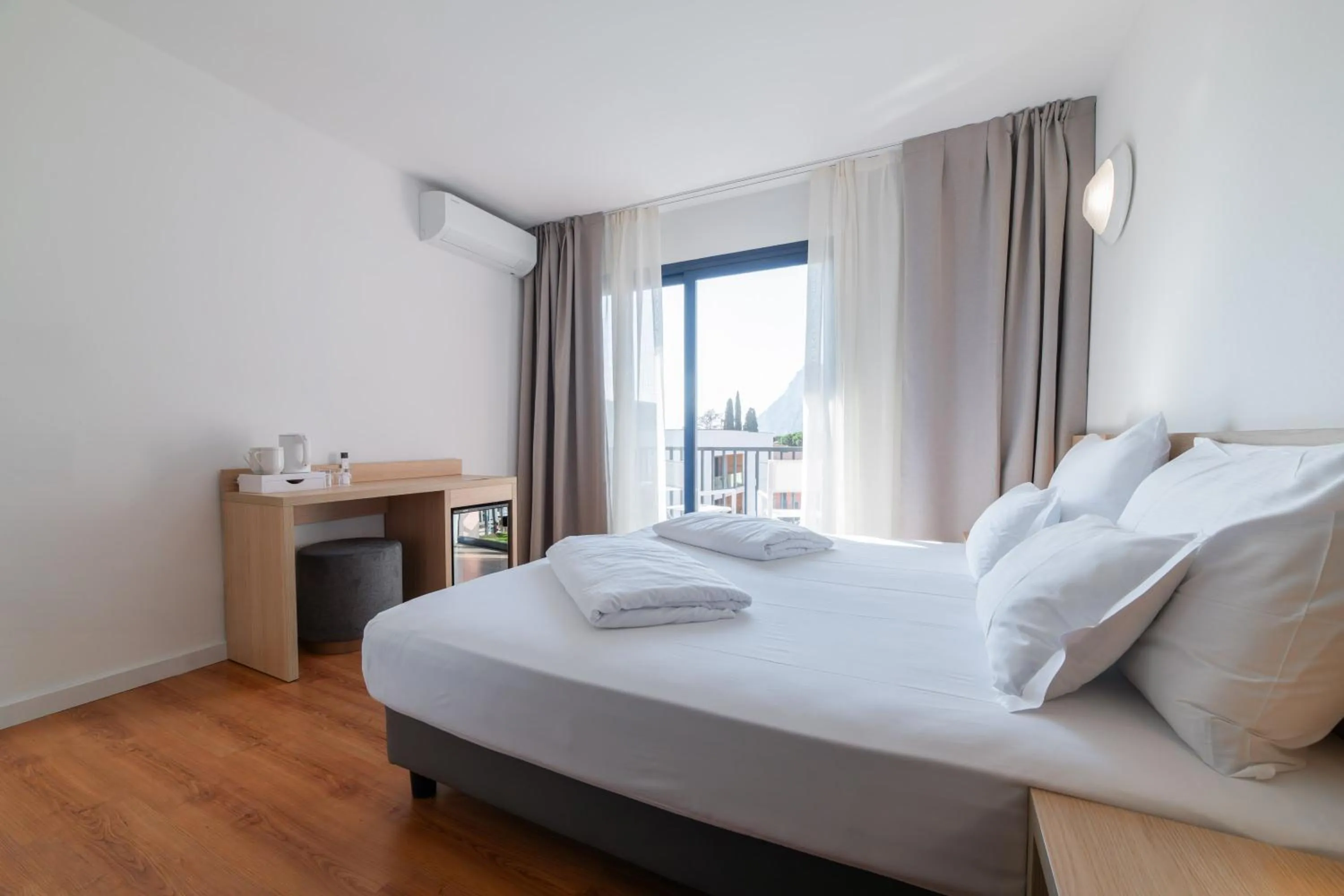 Bedroom, Bed in Hi Hotels Riva del Garda