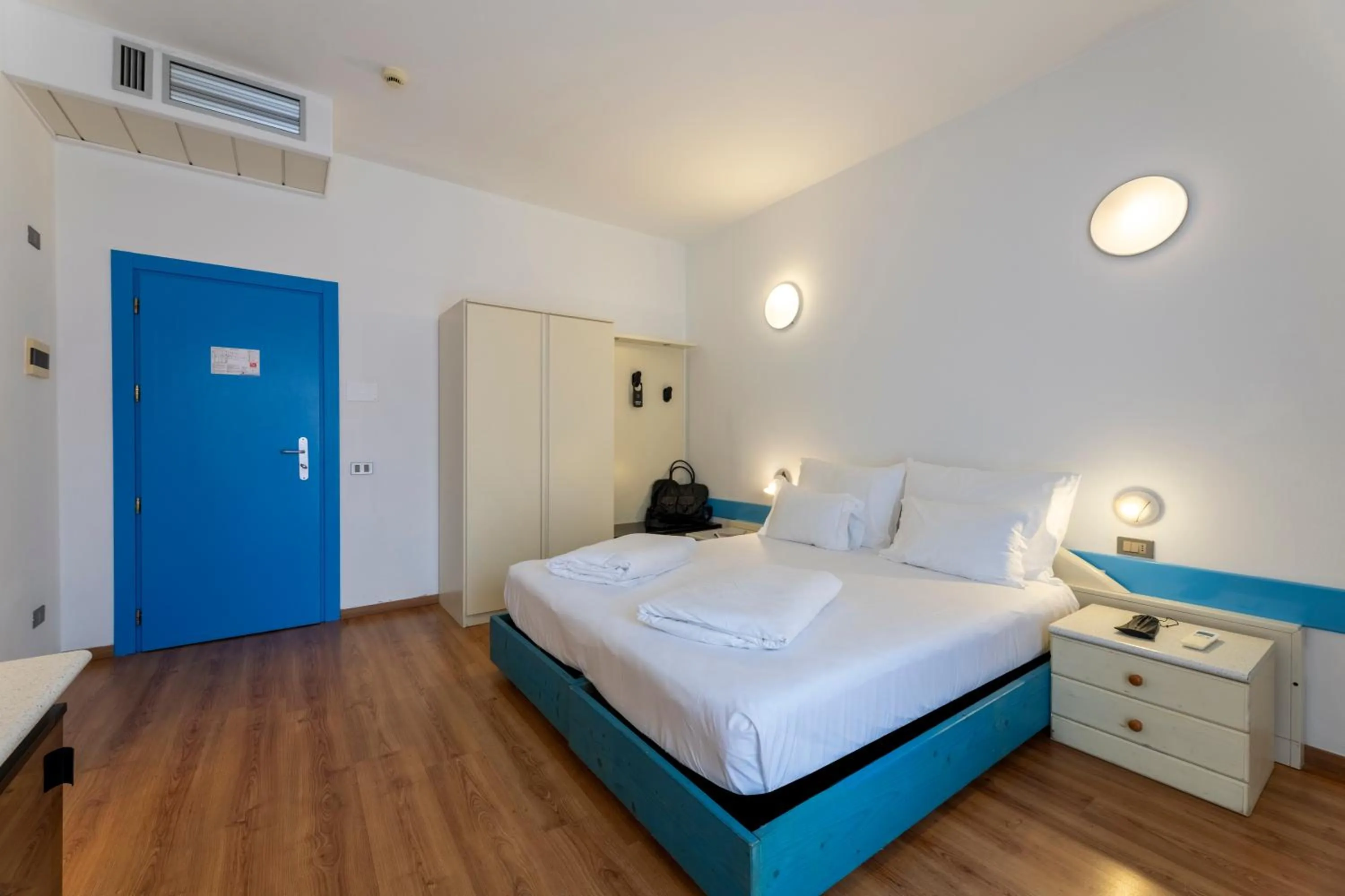 Bedroom, Bed in Hi Hotels Riva del Garda