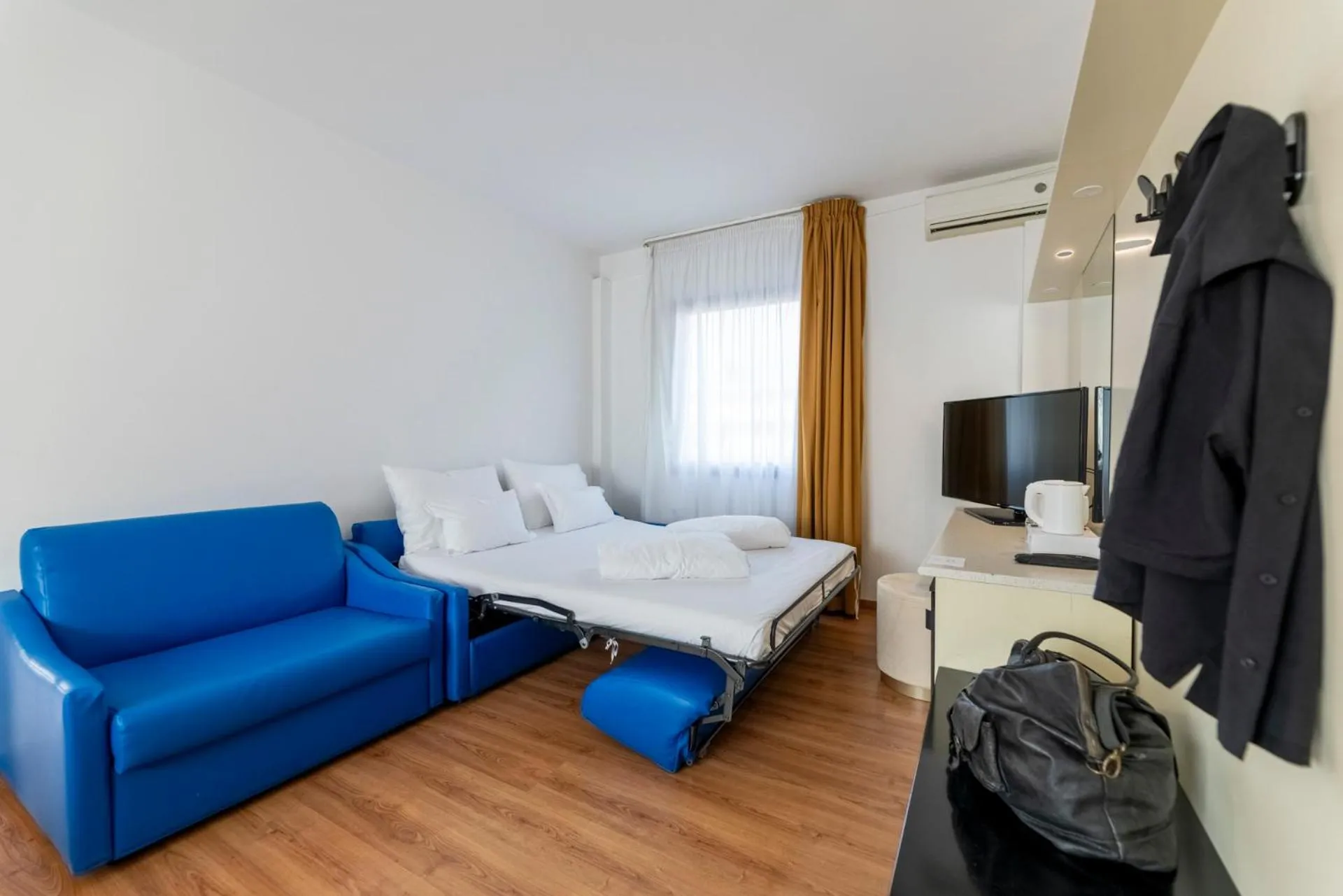 Living room, Bed in Hi Hotels Riva del Garda