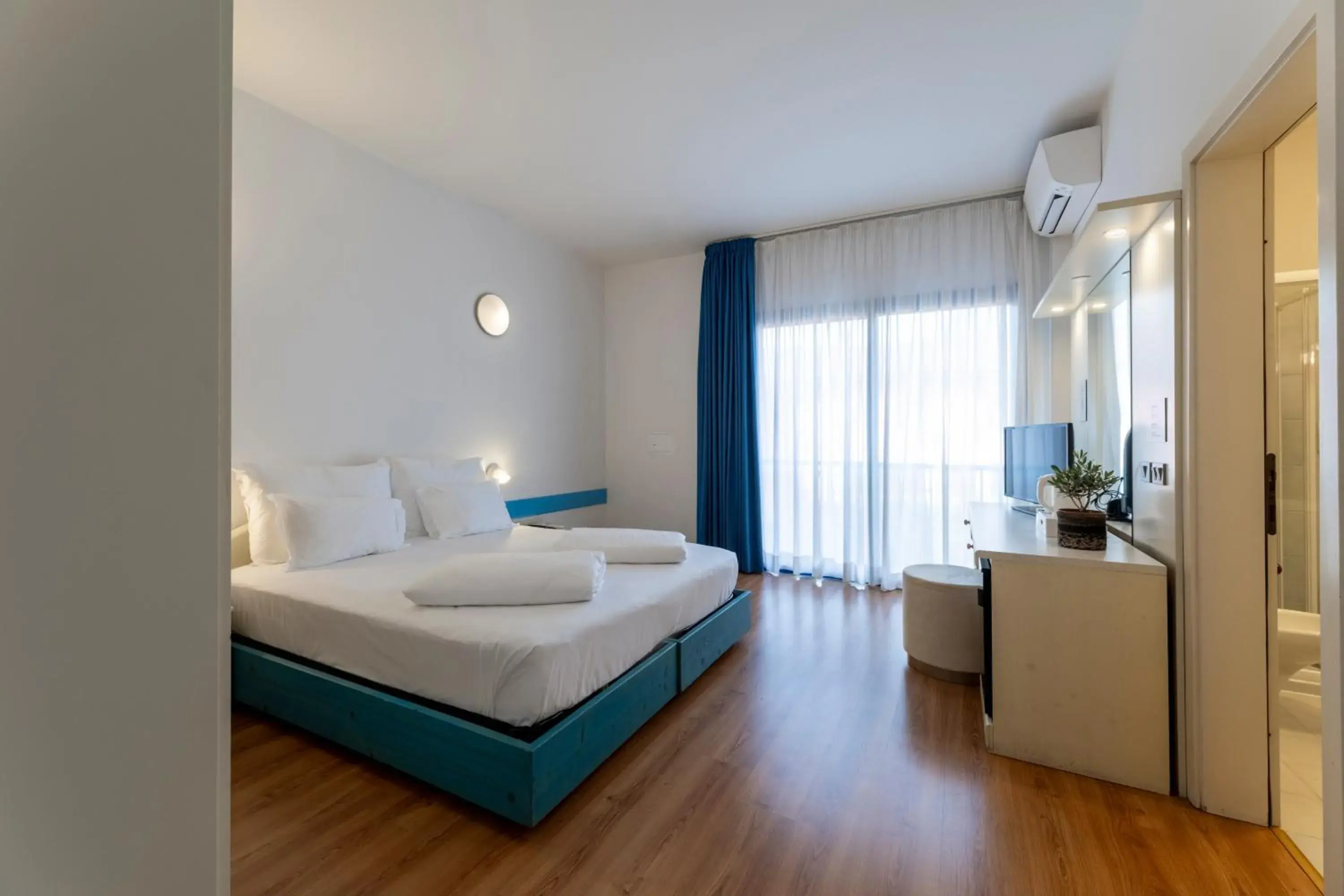 Bedroom, Bed in Hi Hotels Riva del Garda Bedroom, Bed in Hi Hotels Riva del Garda