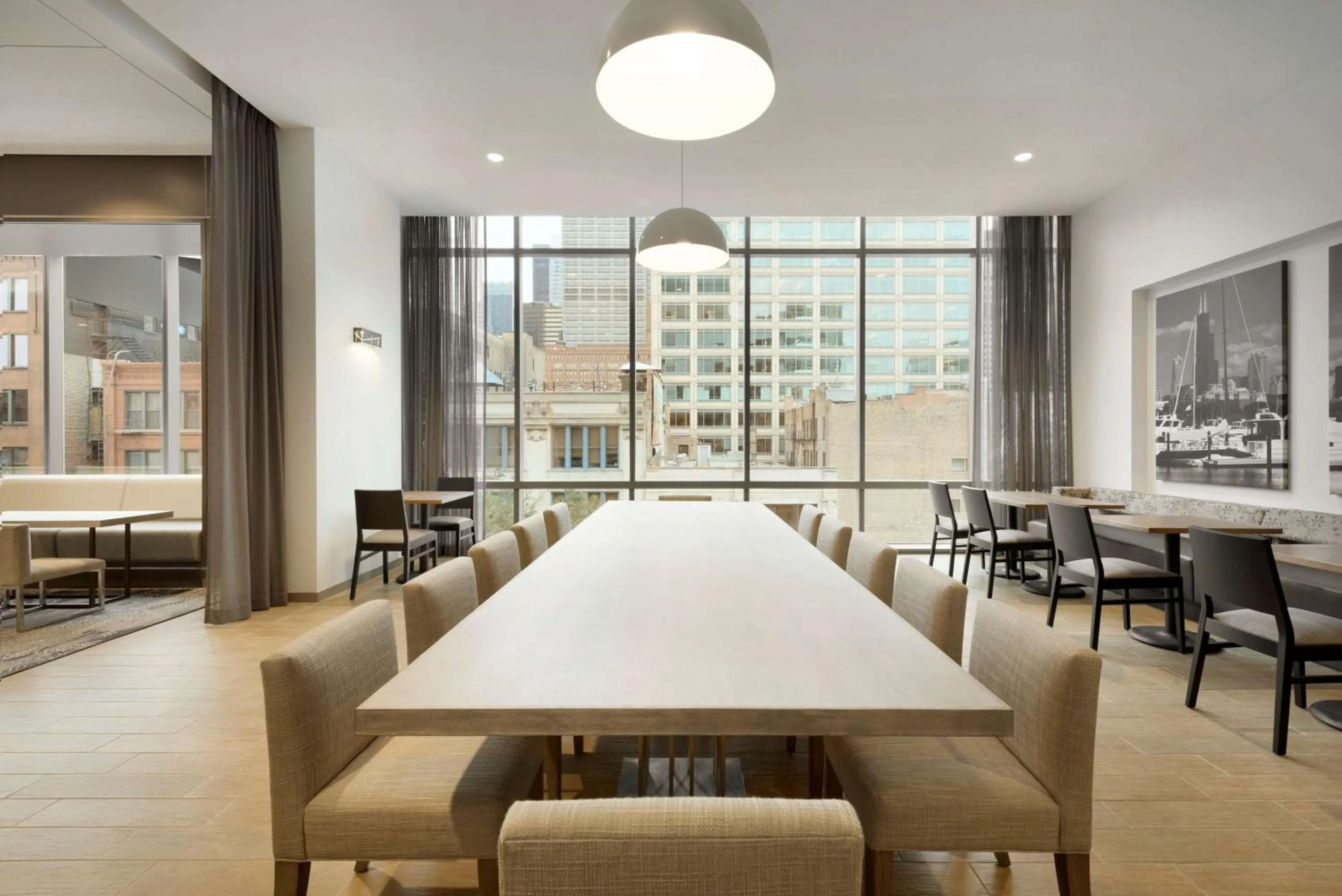 Dining area in Hampton Inn Chicago West Loop Fulton Market Area