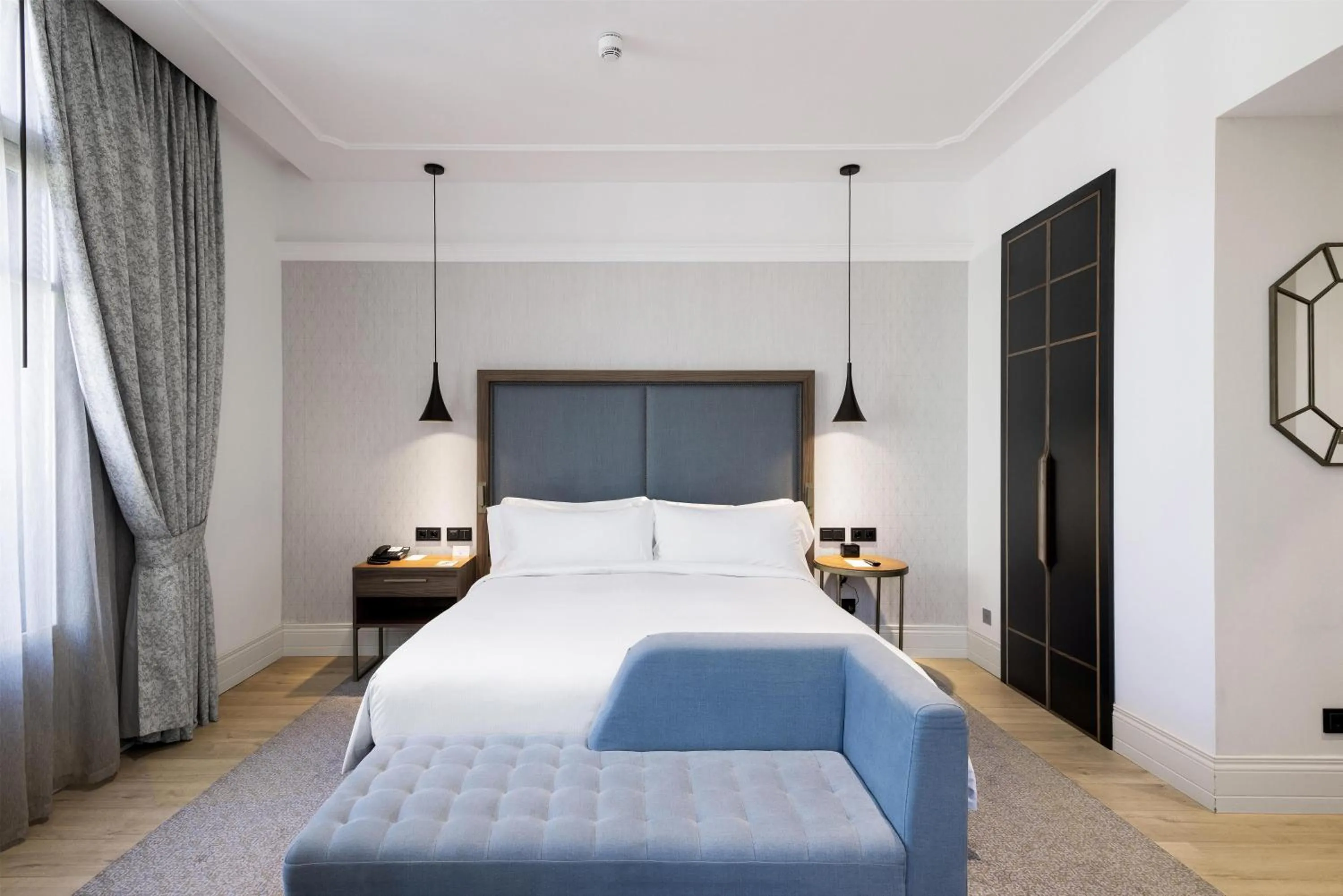 Living room, Bed in DoubleTree by Hilton Madrid-Prado