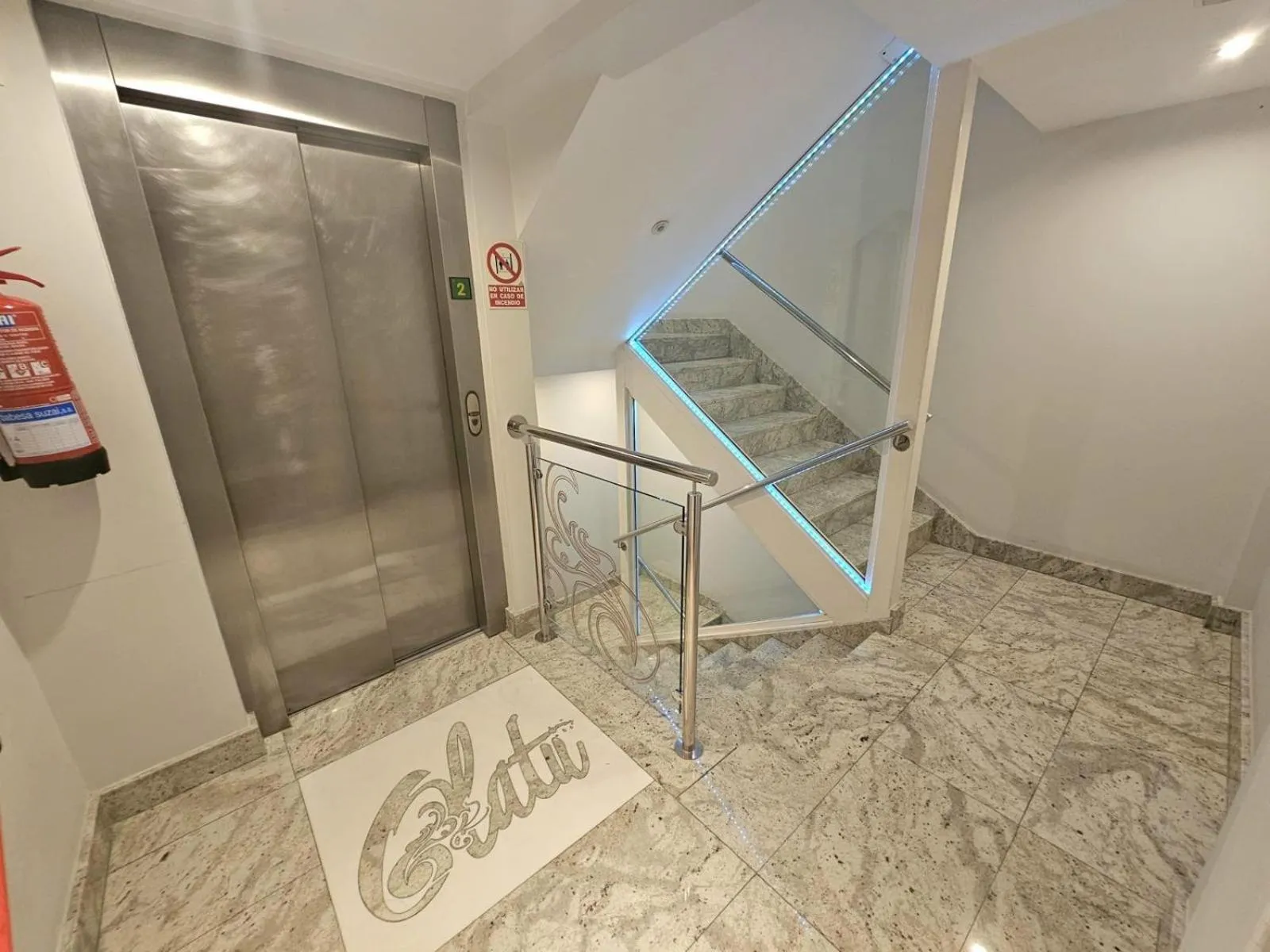 elevator in Hotel Olatu