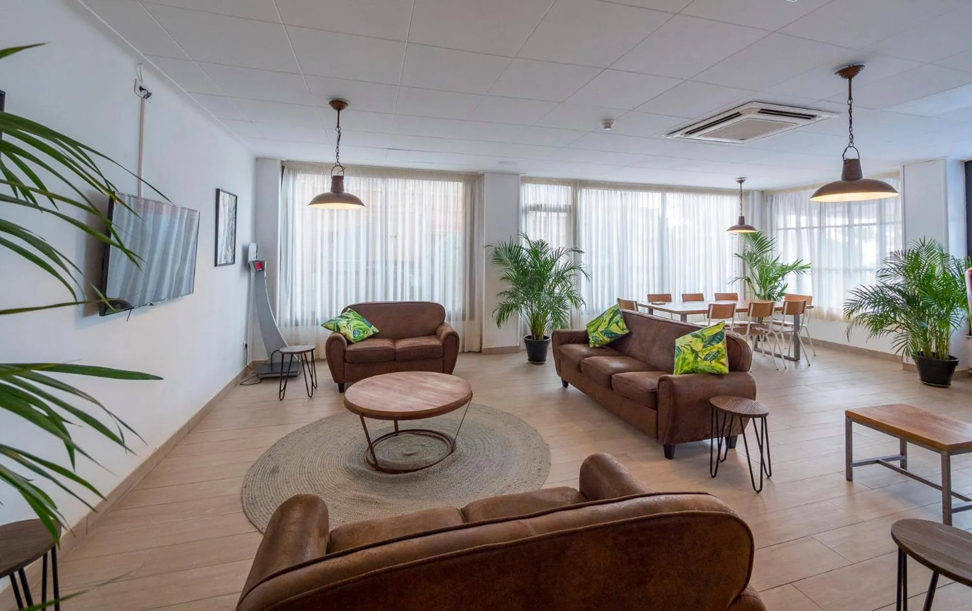 Communal lounge/ TV room in Checkin Garbí