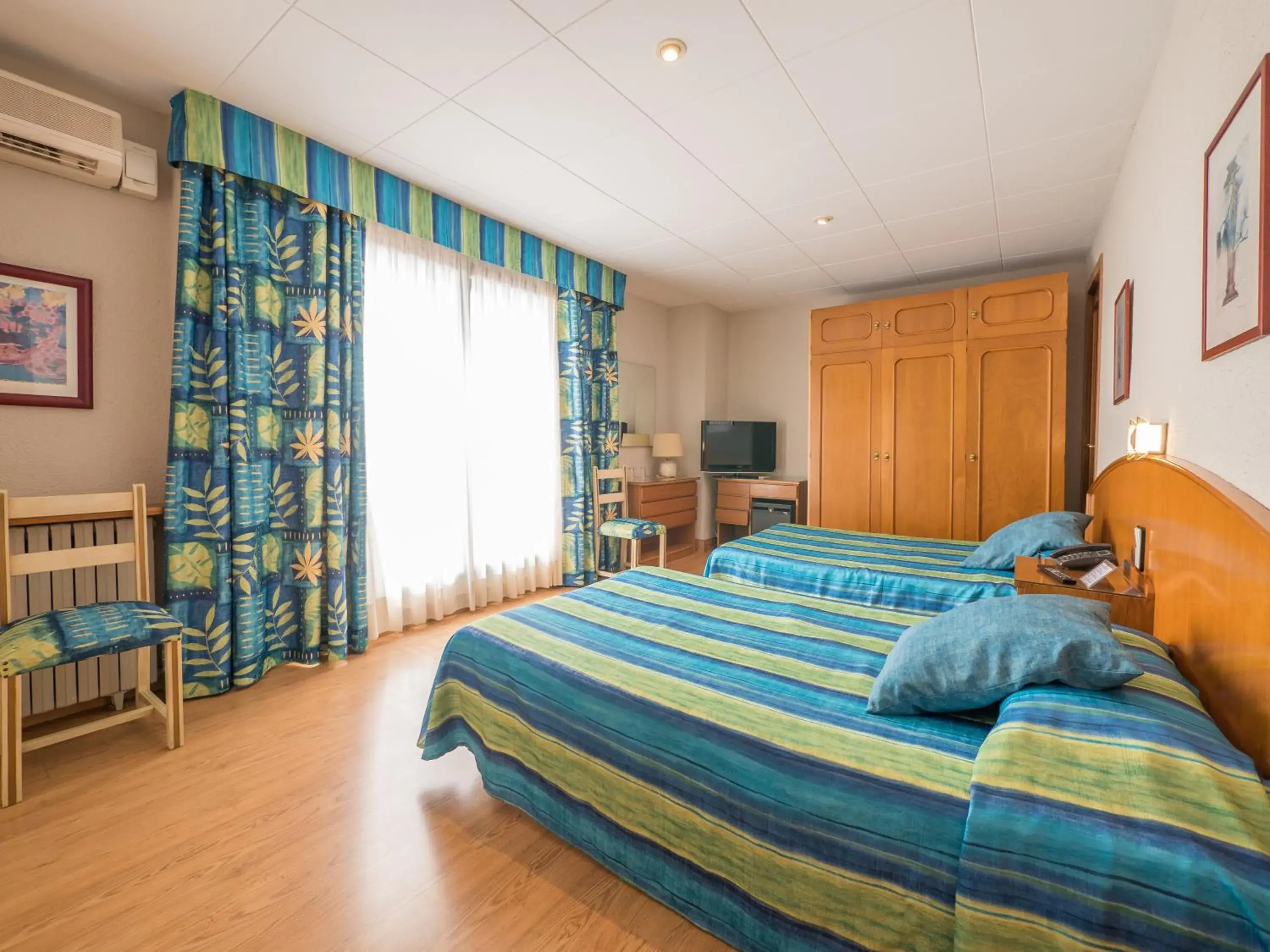 Photo of the whole room, Bed in Checkin Garbí Photo of the whole room, Bed in Checkin Garbí