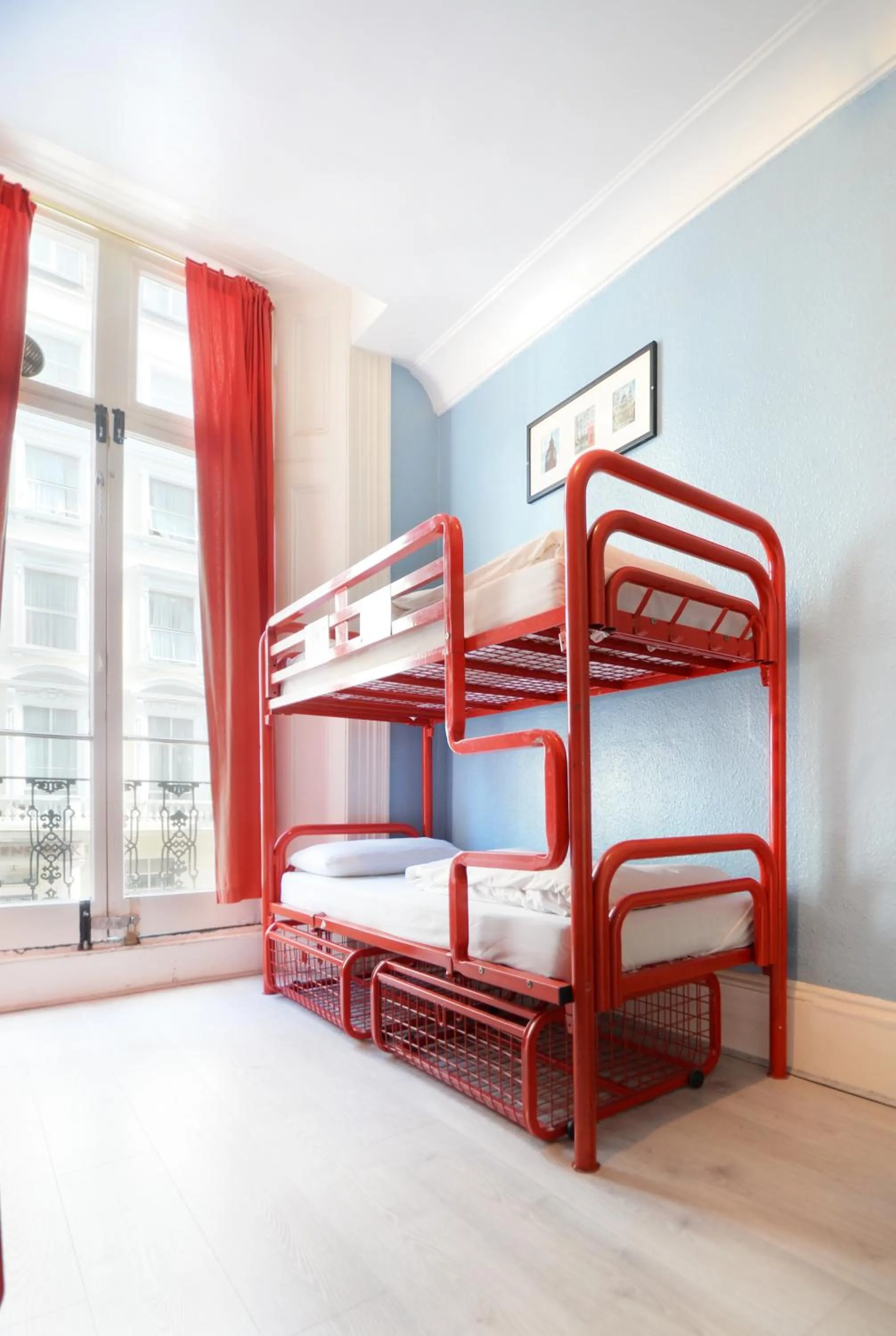 Bedroom, Bed in Astor Kensington Hostel