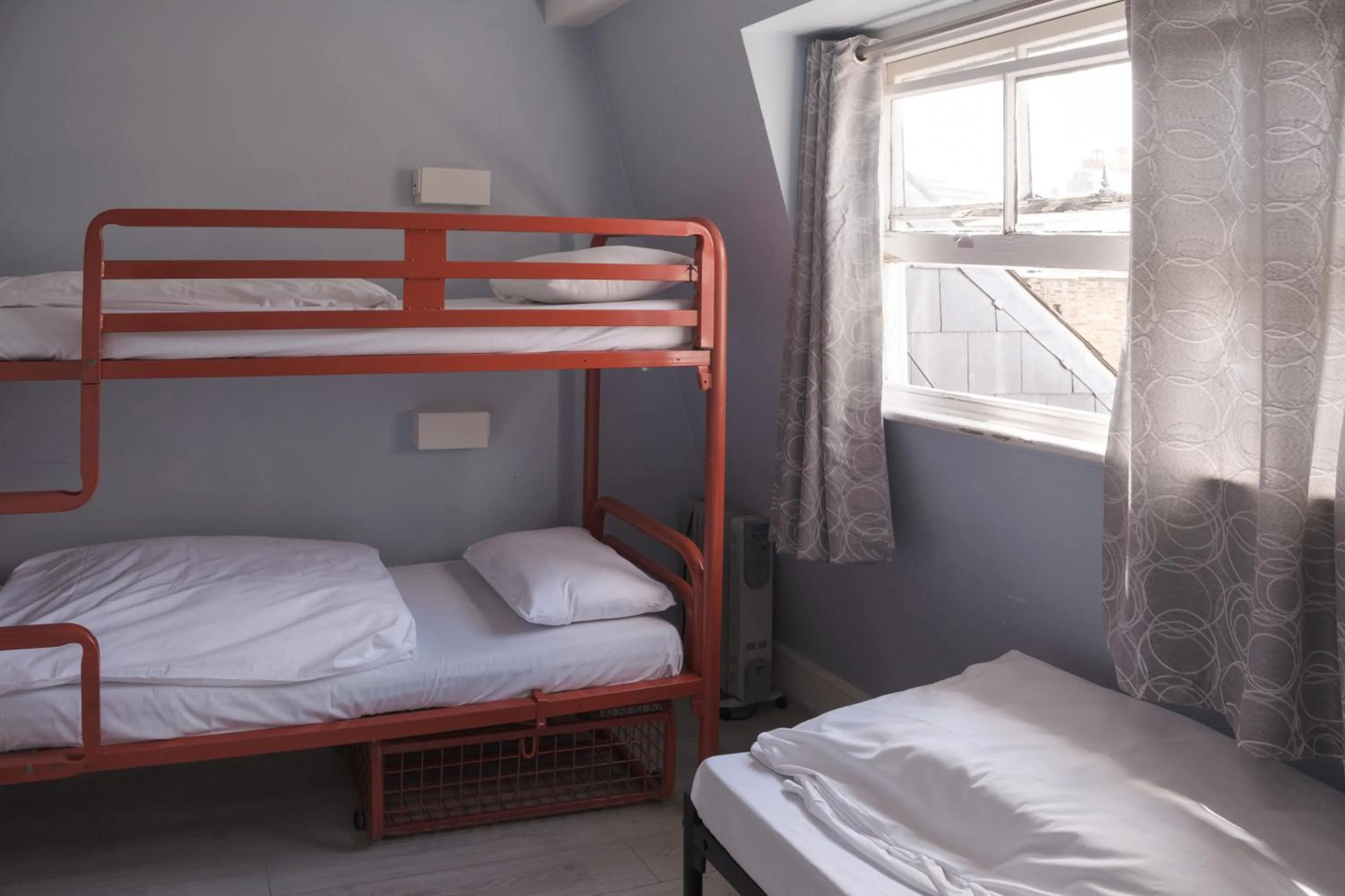 Bedroom, Bed in Astor Kensington Hostel