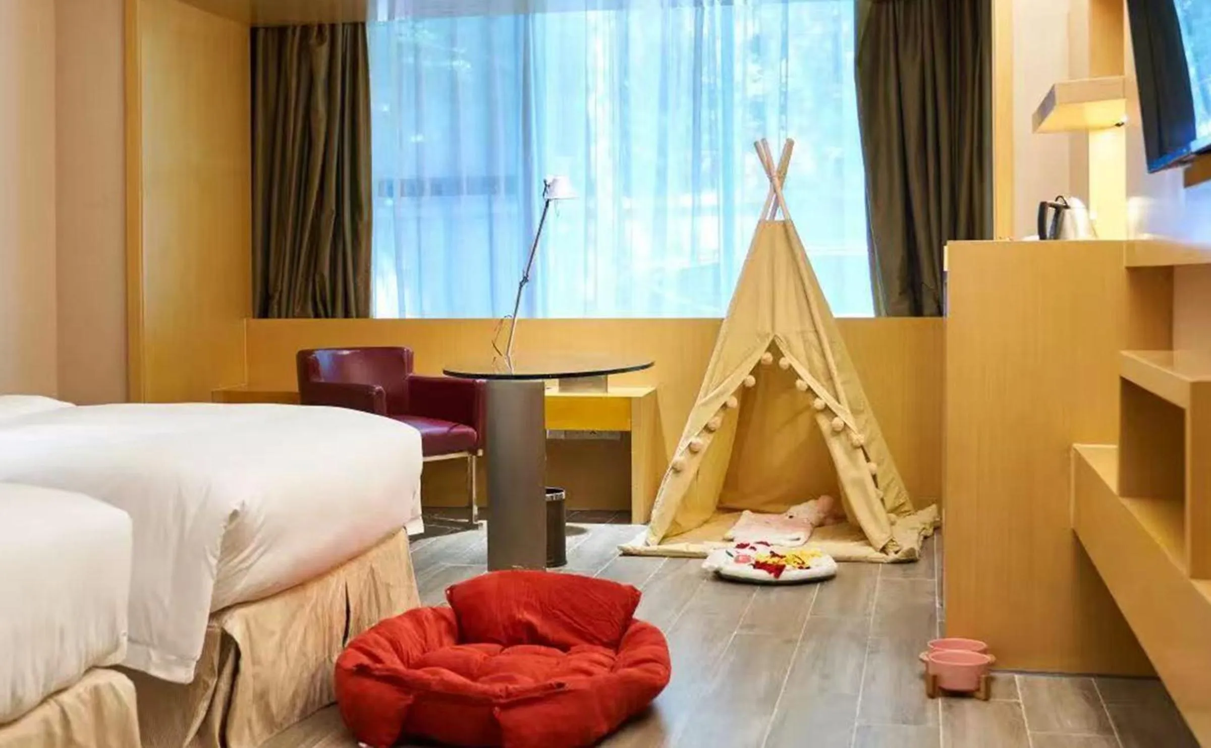 Animals, Bed in Hilton Guangzhou Science City, Free Shuttle Bus during Canton Fair