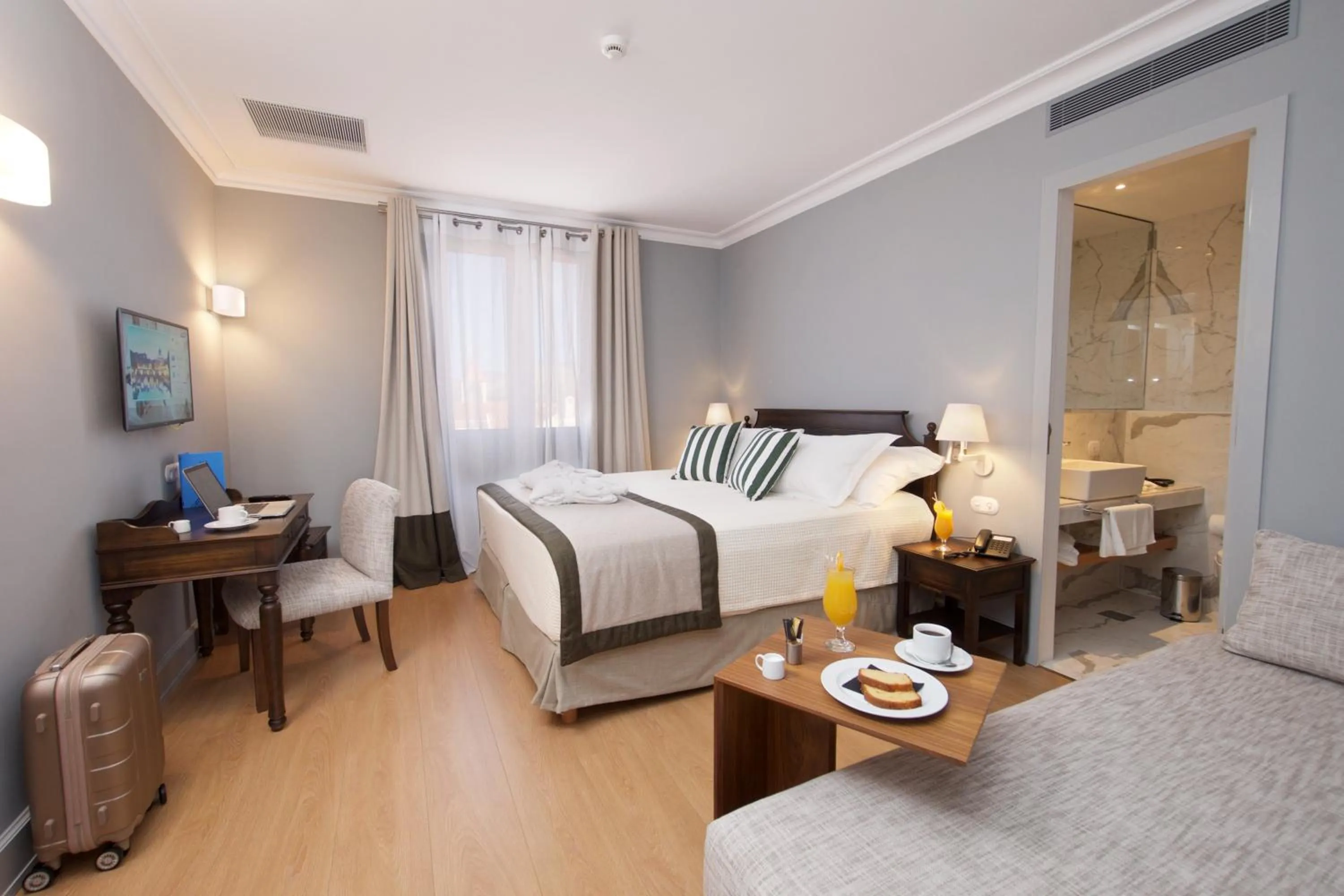 Photo of the whole room, Bed in Aenos Hotel