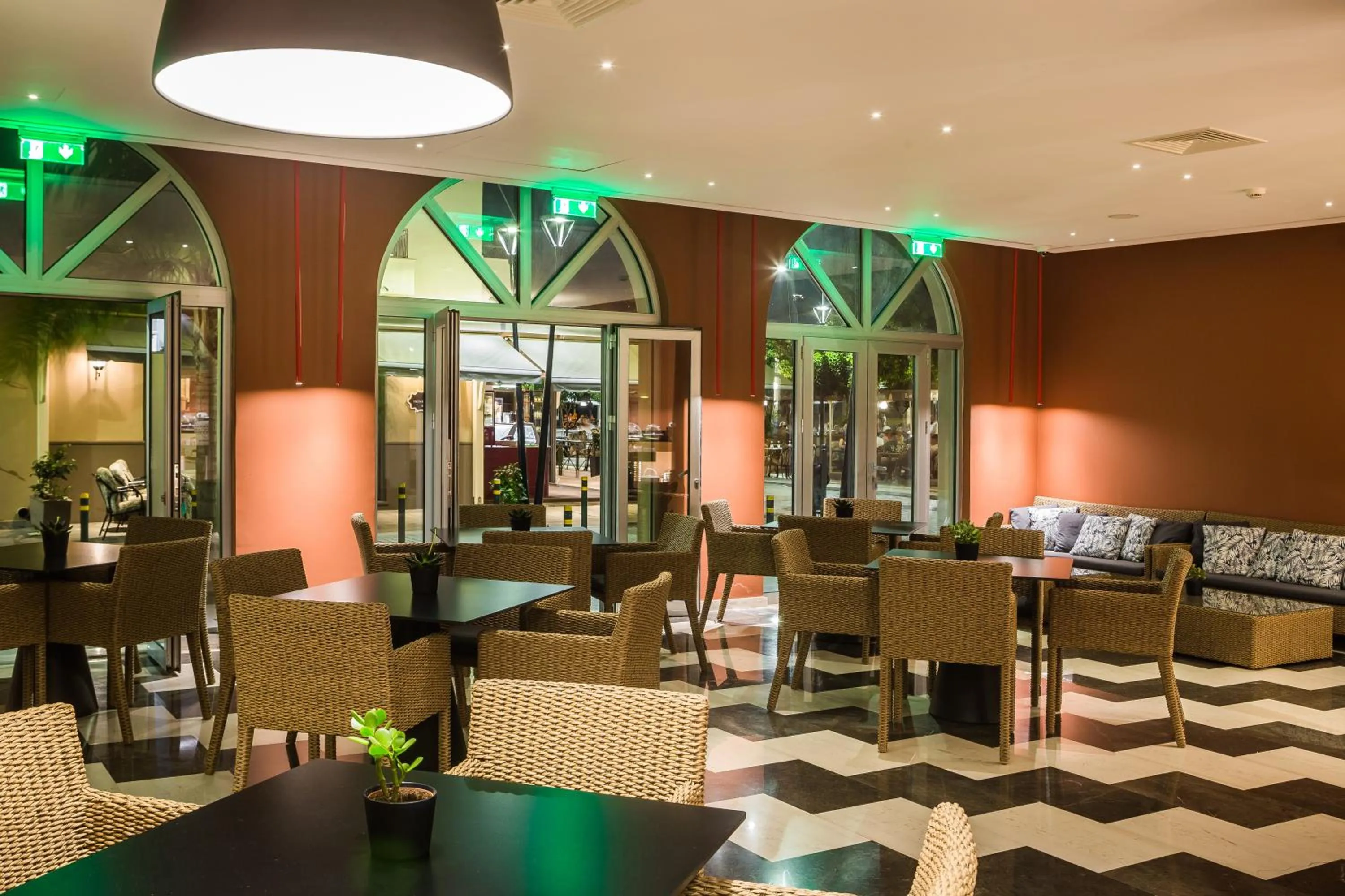 Restaurant/places to eat in Aenos Hotel