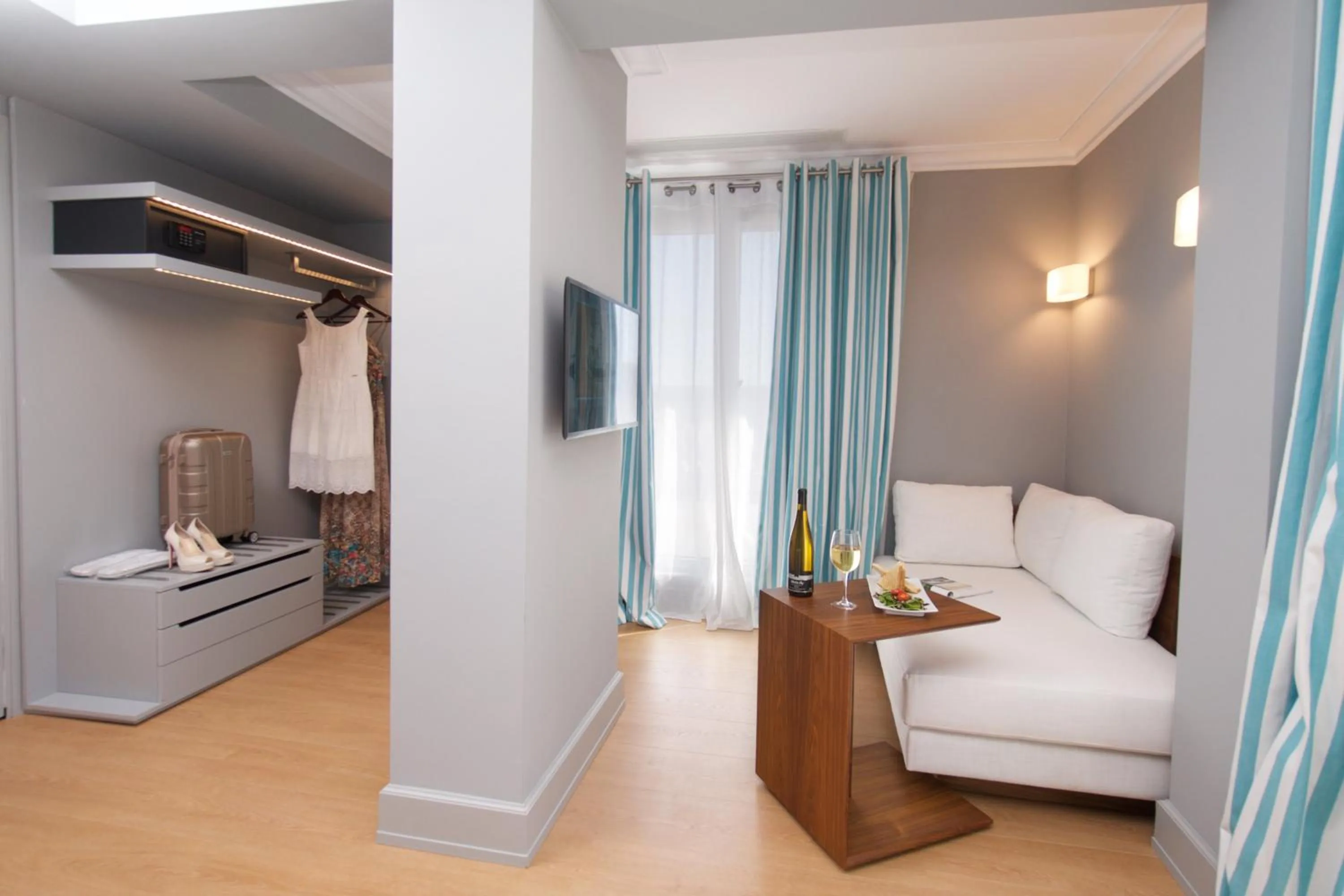 Living room, Bed in Aenos Hotel