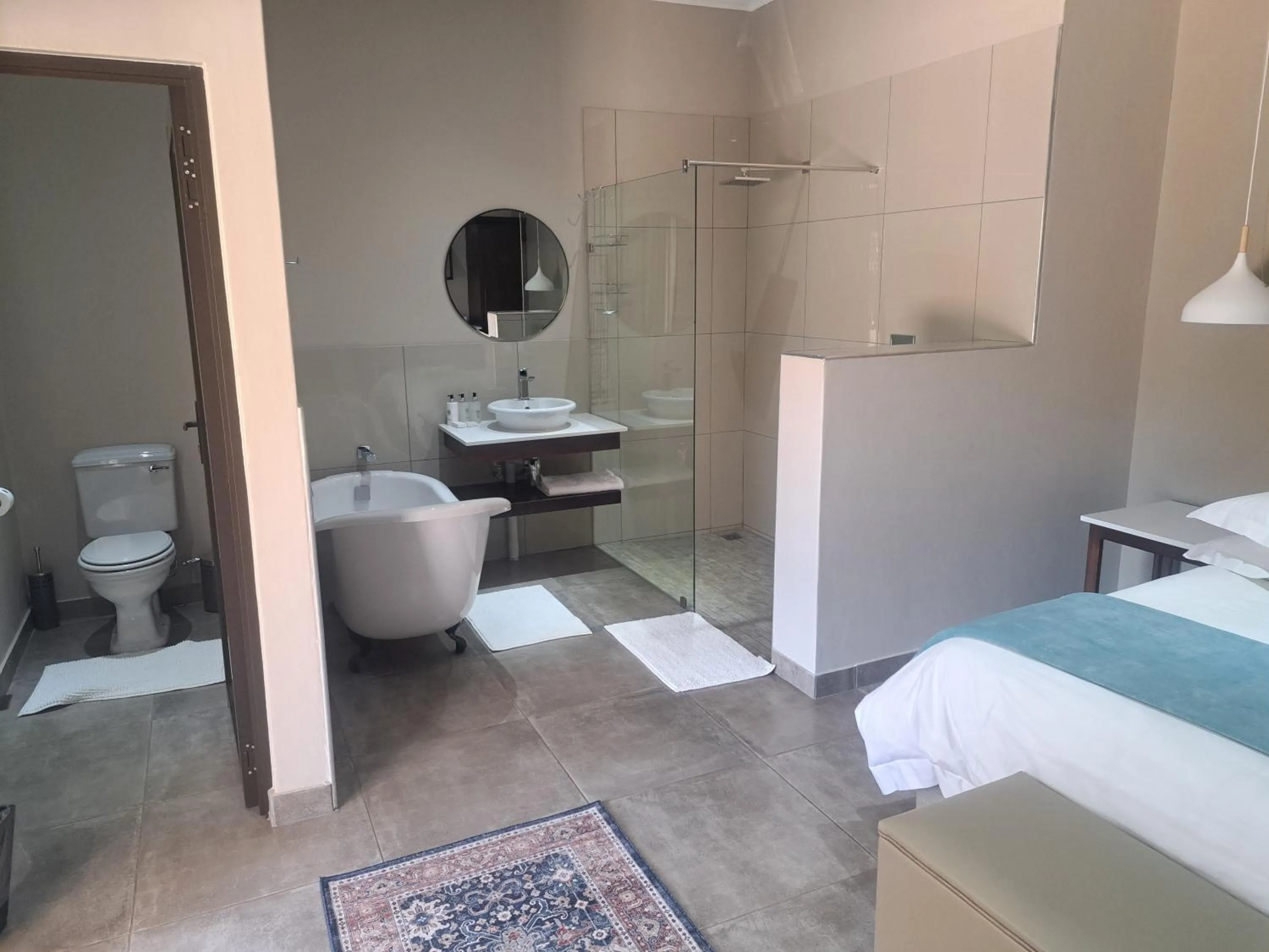 Shower, Bed in Abella Bed and Breakfast