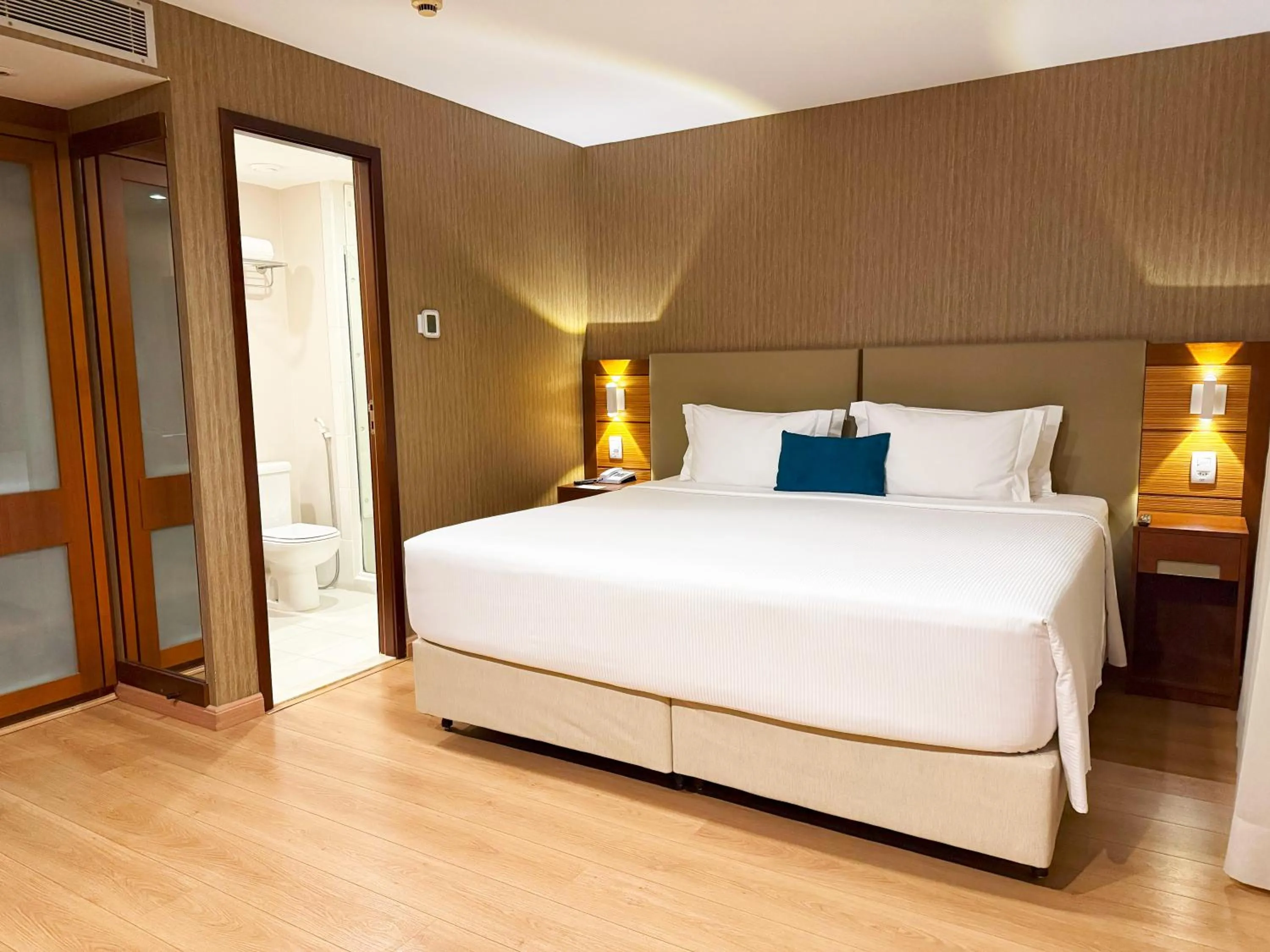 Shower, Bed in Wyndham Sao Paulo Ibirapuera Convention Plaza