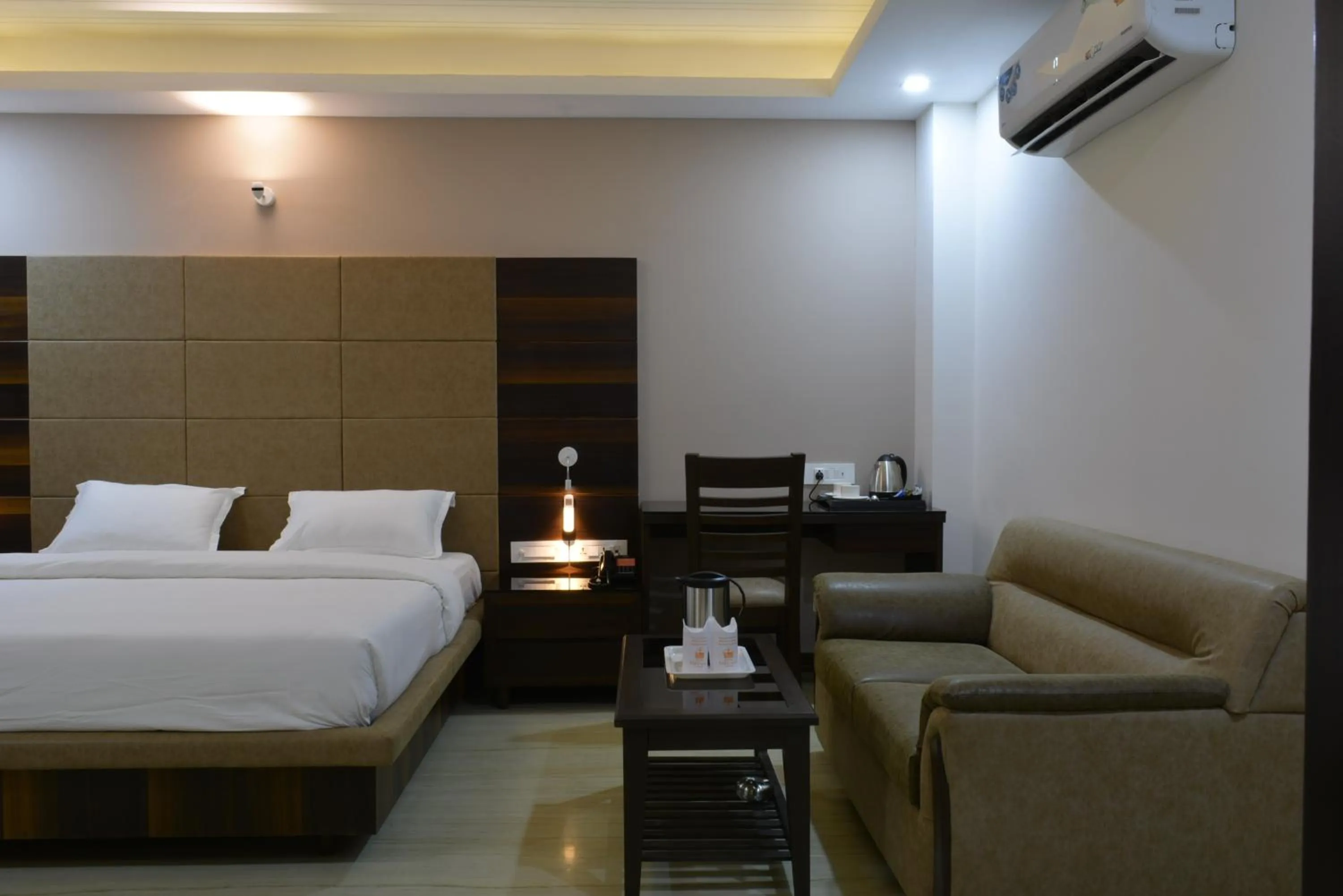 Photo of the whole room, Bed in Hotel Tara Palace Redfort