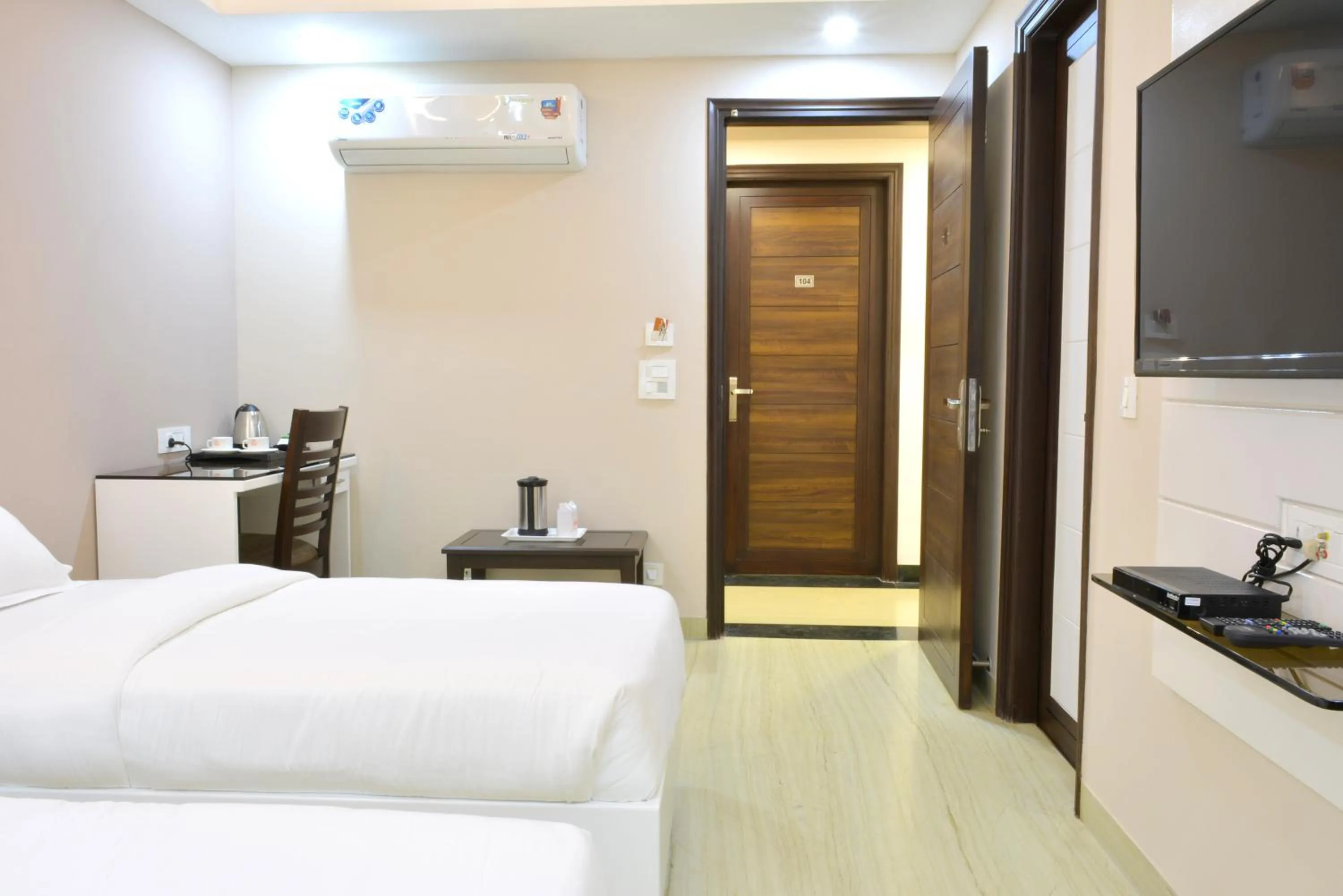 Photo of the whole room, Bed in Hotel Tara Palace Redfort