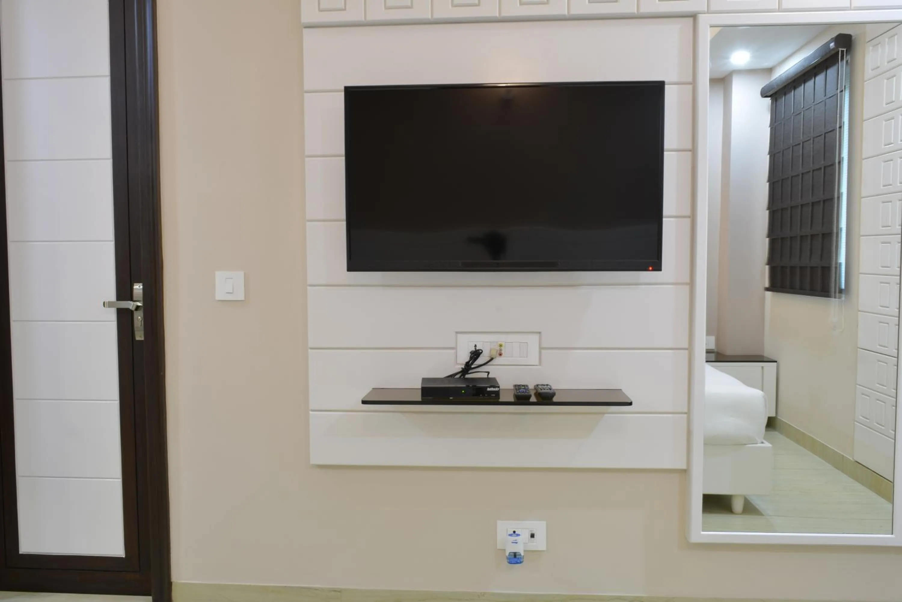 Photo of the whole room in Hotel Tara Palace Redfort