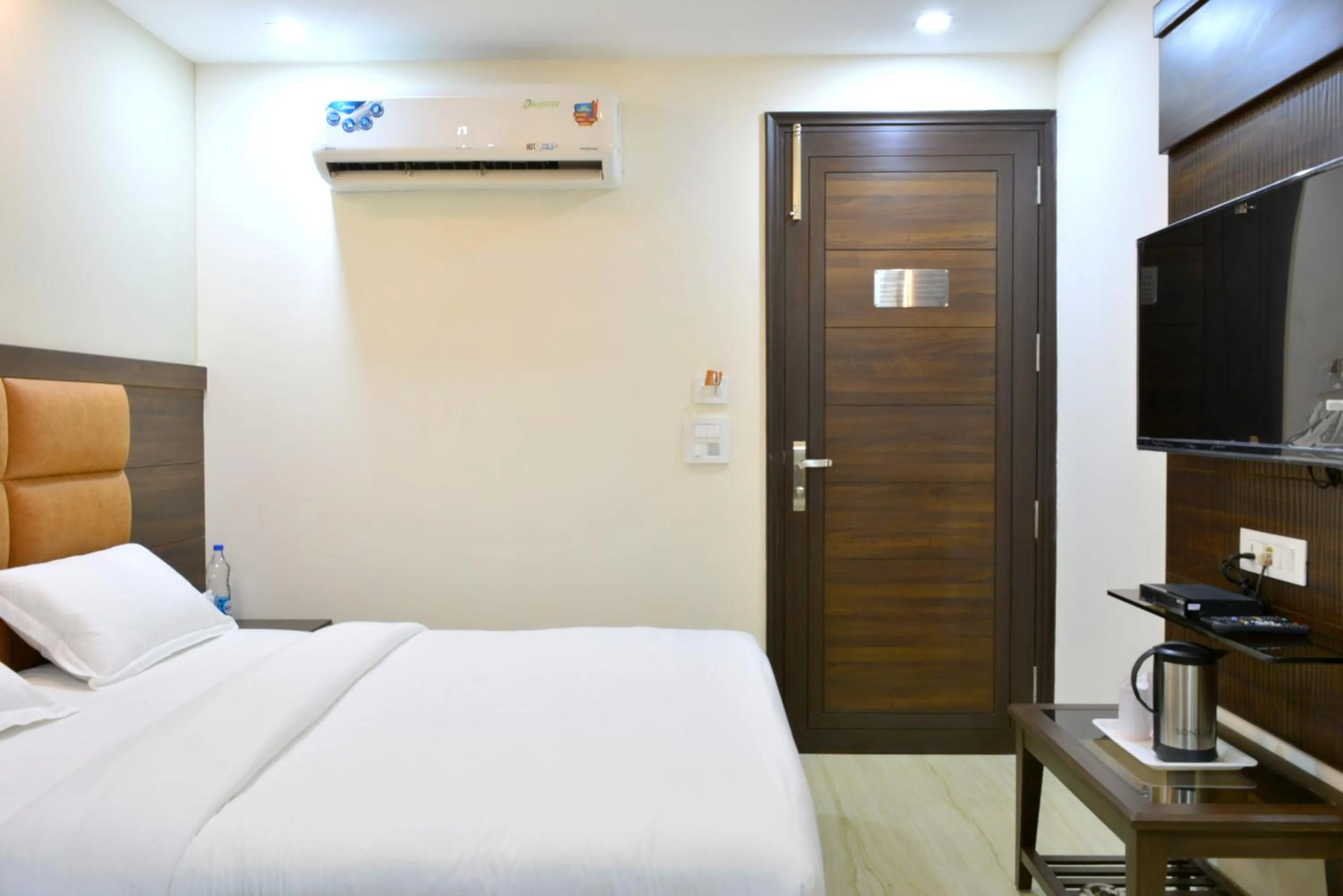 Photo of the whole room, Bed in Hotel Tara Palace Redfort