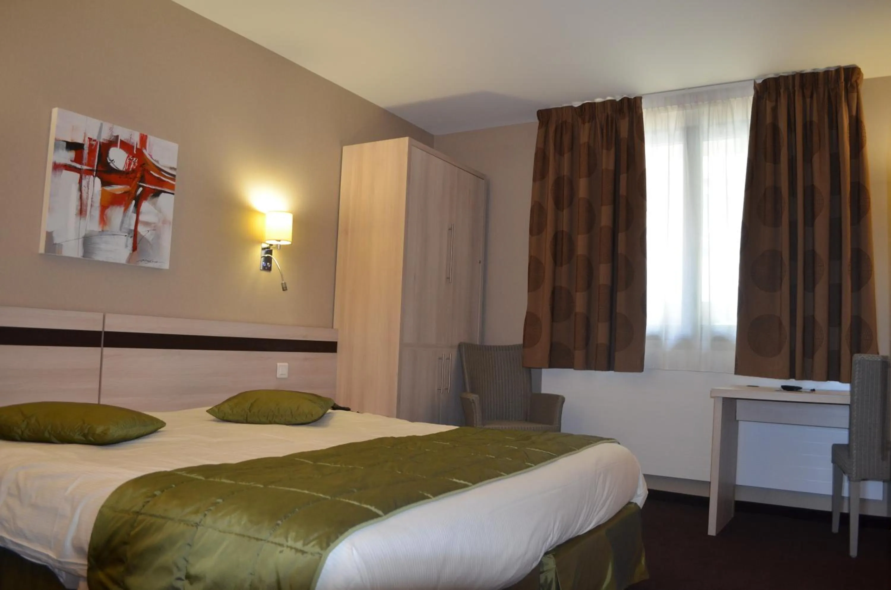 Photo of the whole room, Bed in The Originals Boutique, Park Hôtel, Cholet (Qualys-Hotel)