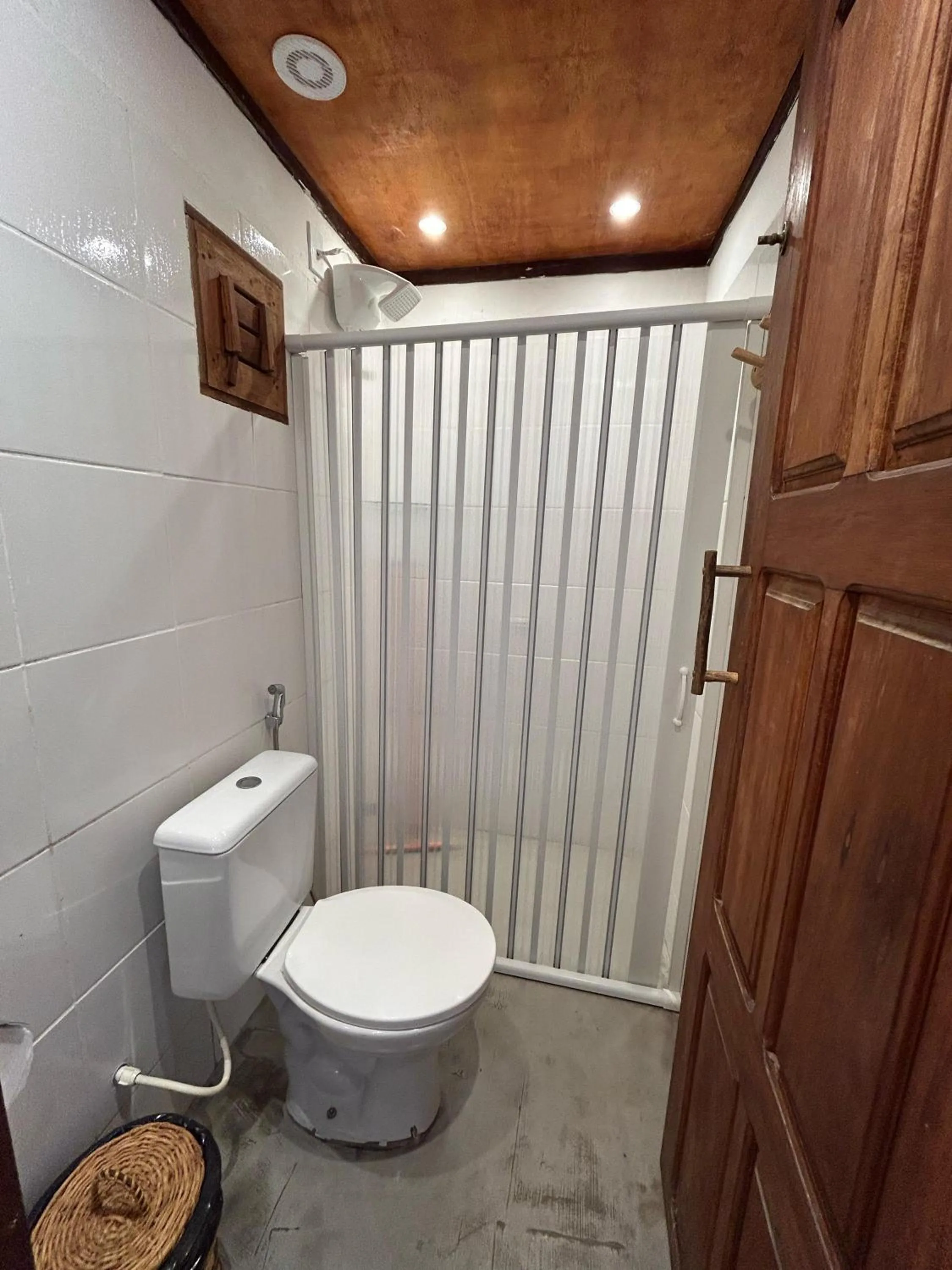 Toilet in Cabaré Du Vento