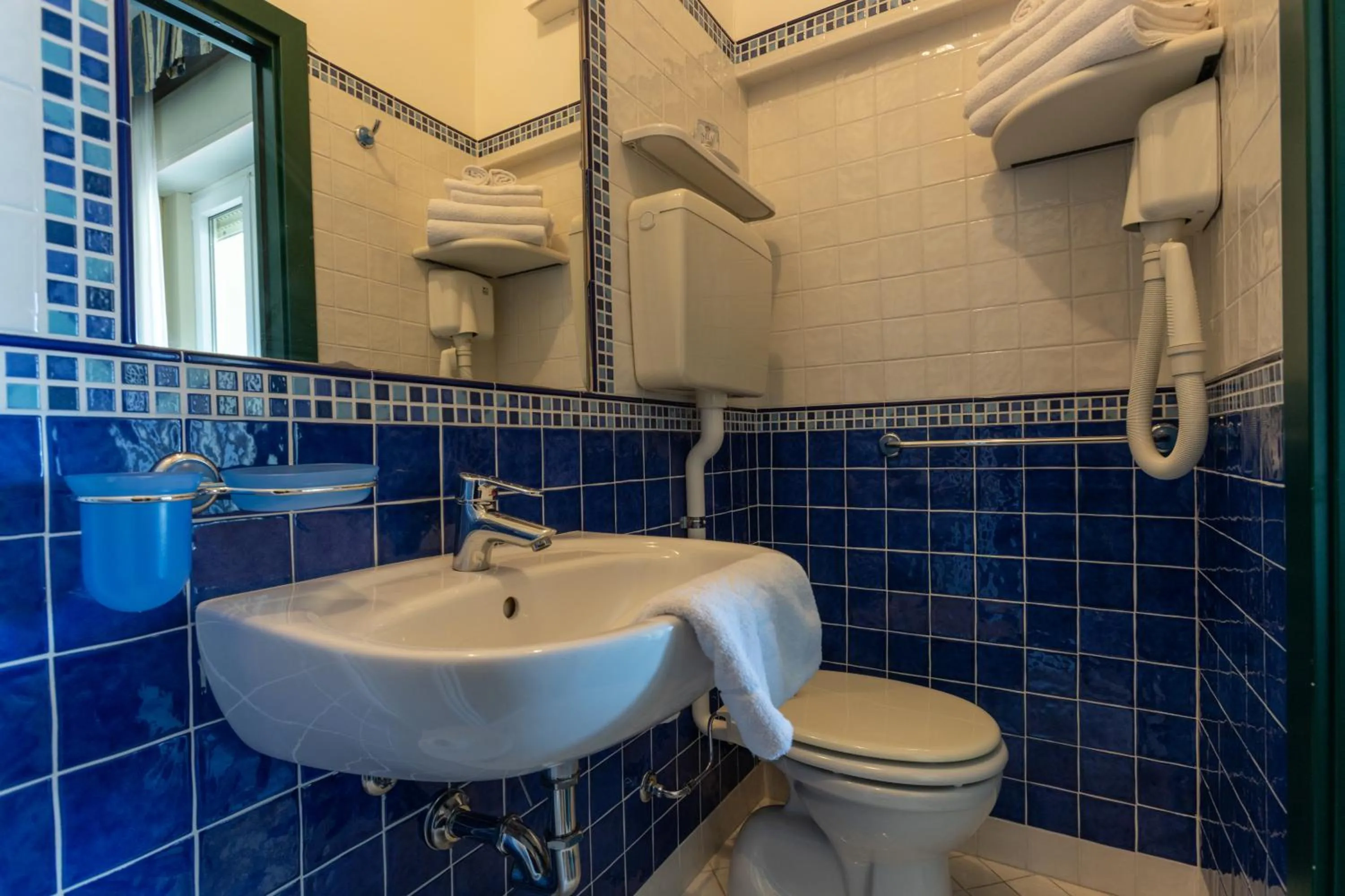 Shower in Hotel River fronte mare con piscina