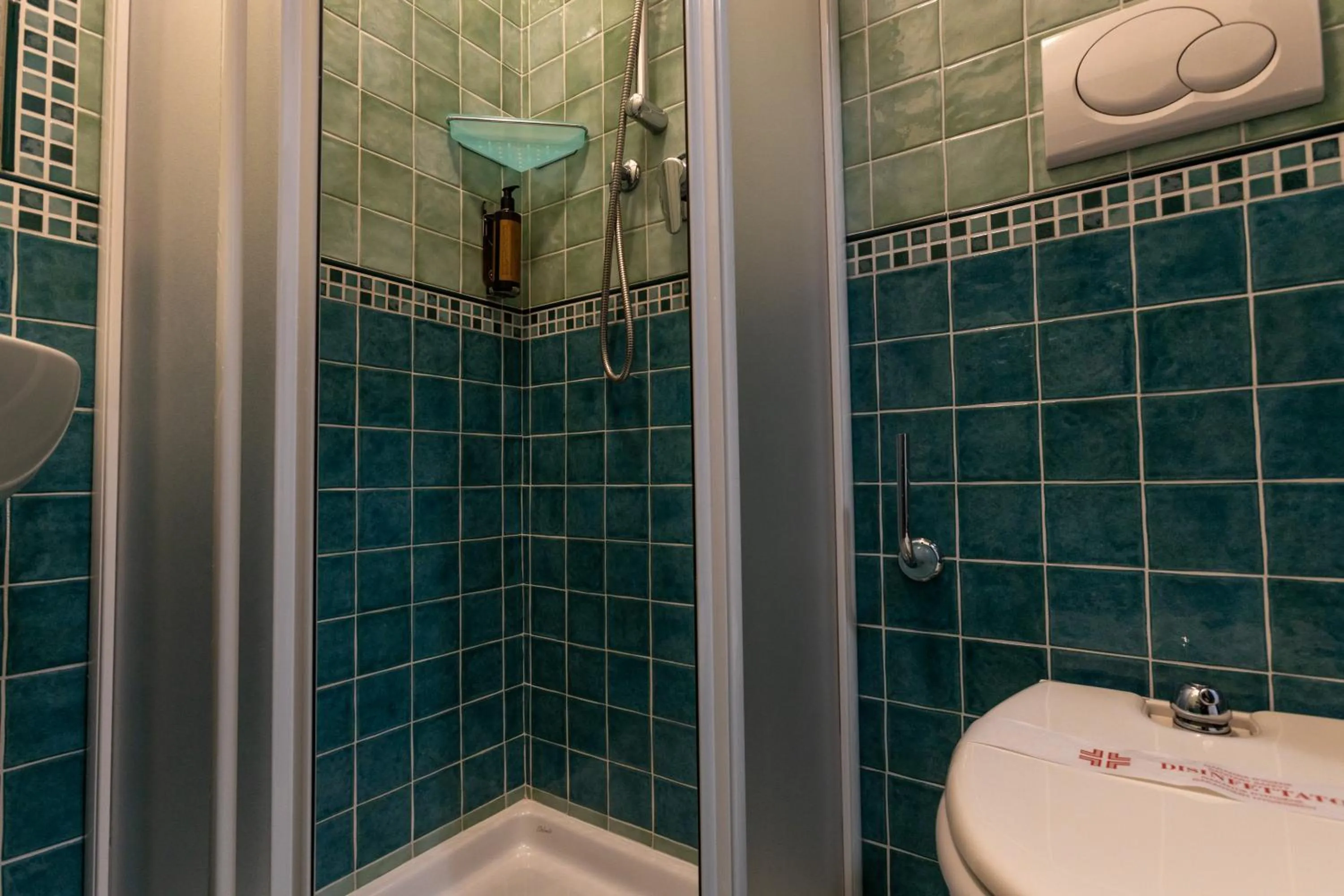 Shower in Hotel River fronte mare con piscina