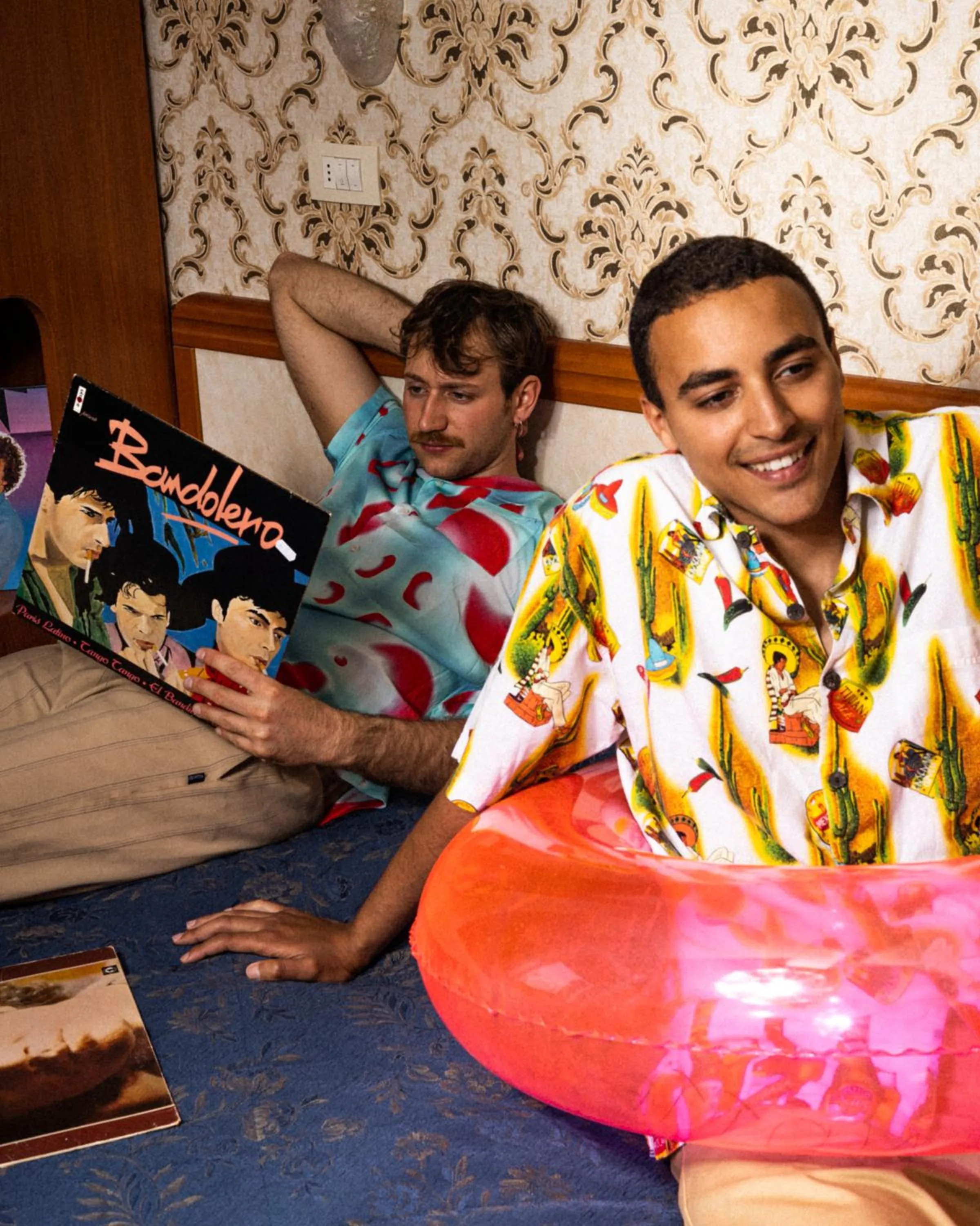 People in Hotel River fronte mare con piscina