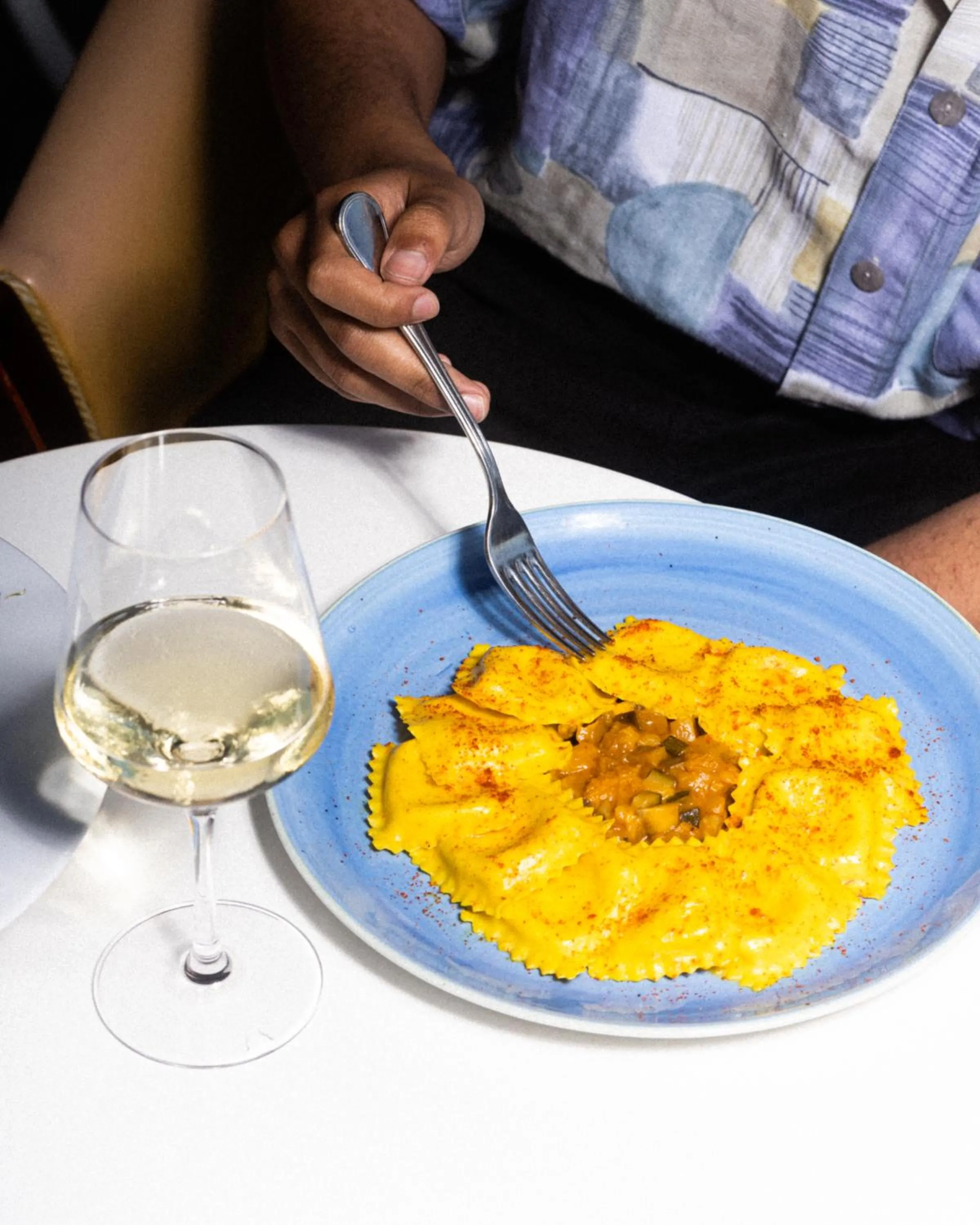 People in Hotel River fronte mare con piscina