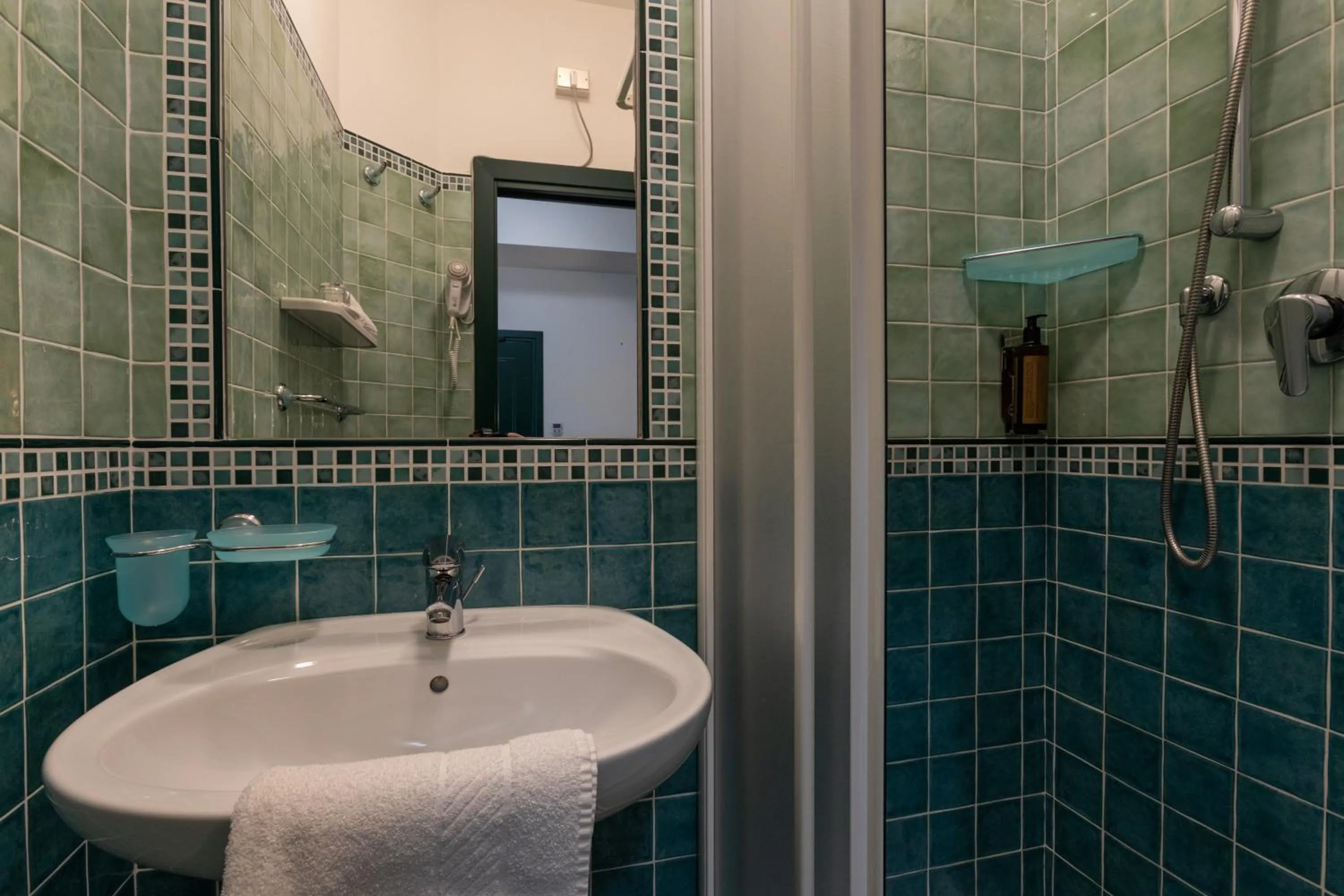 Shower in Hotel River fronte mare con piscina