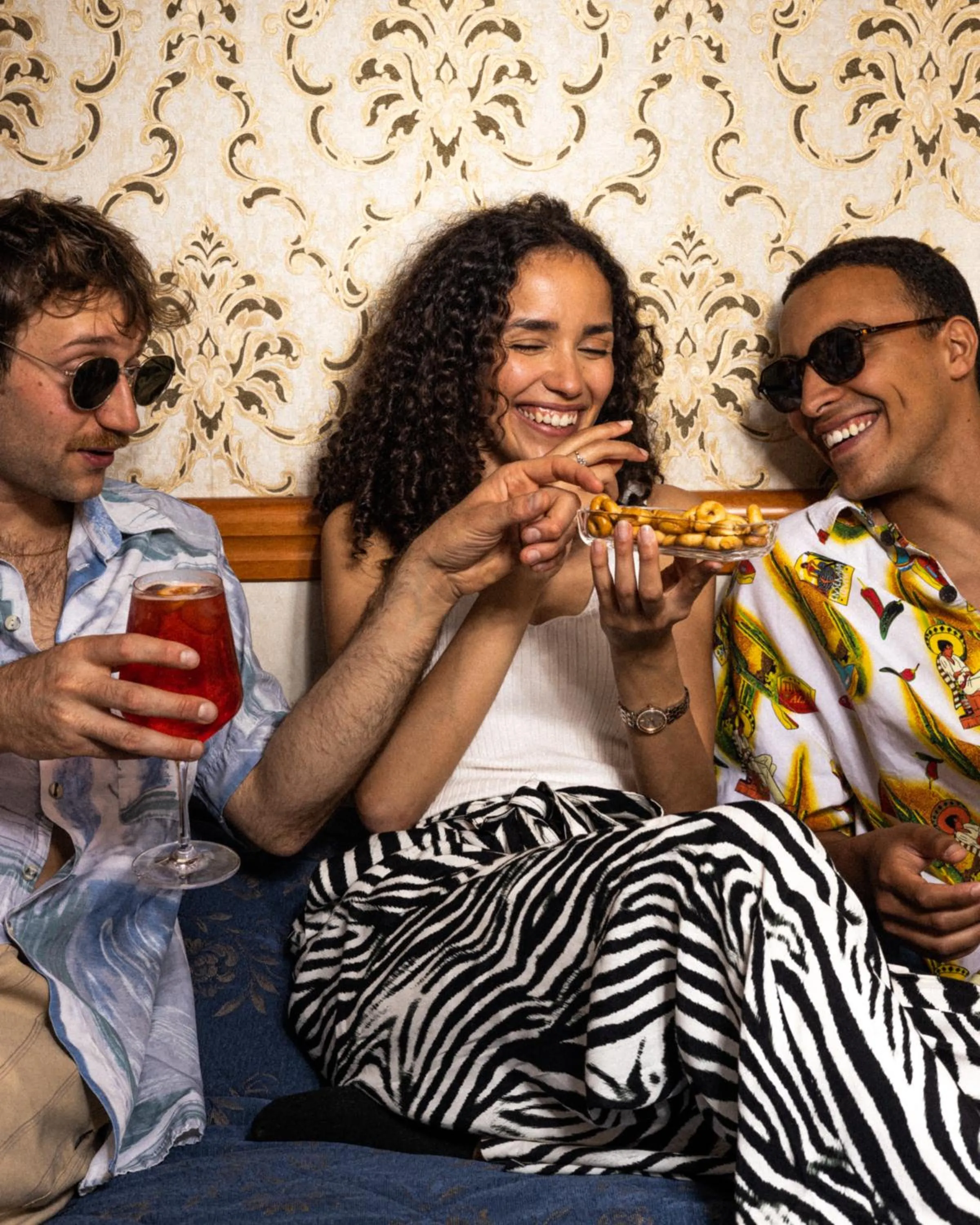 People in Hotel River fronte mare con piscina