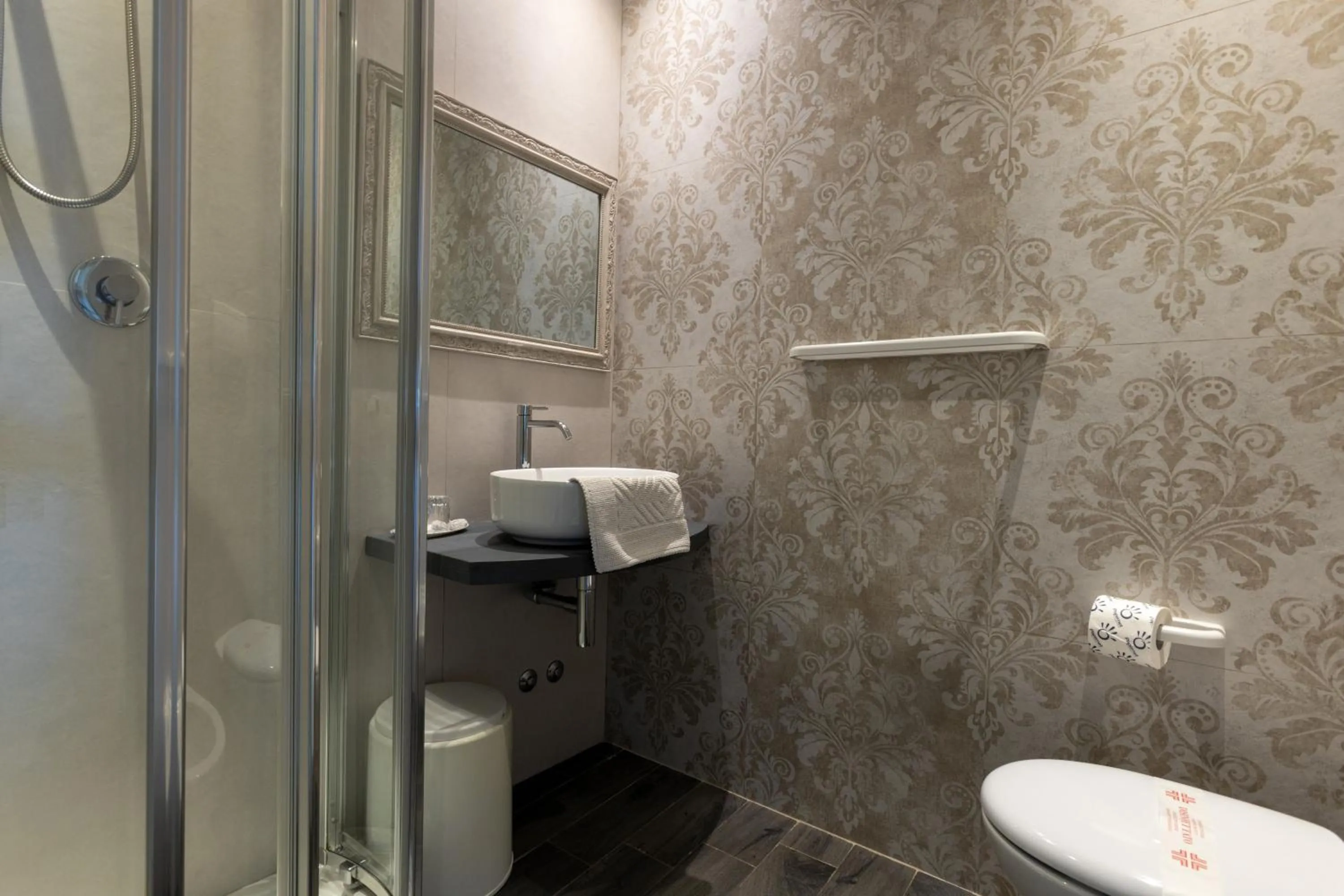 Shower in Hotel River fronte mare con piscina