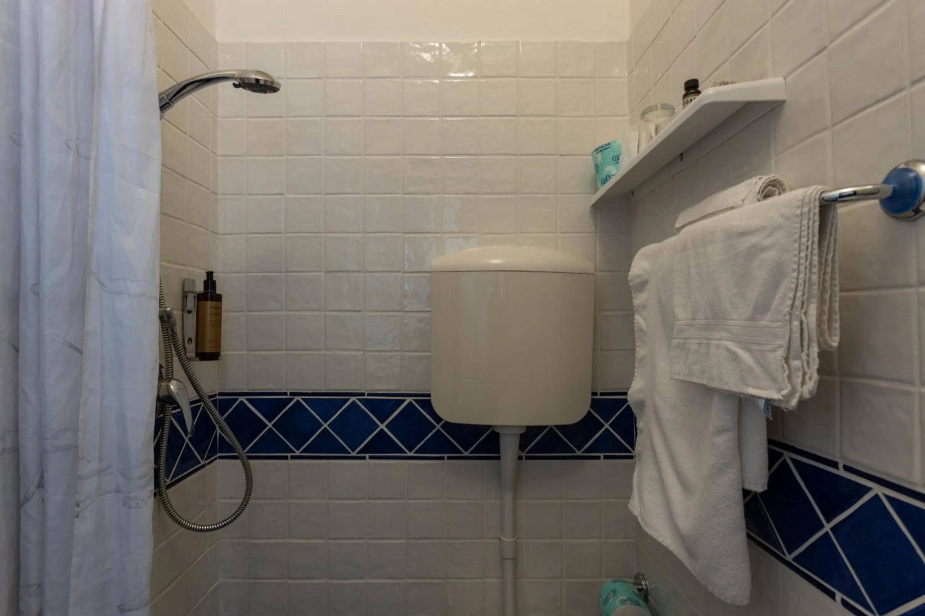 Shower in Hotel River fronte mare con piscina