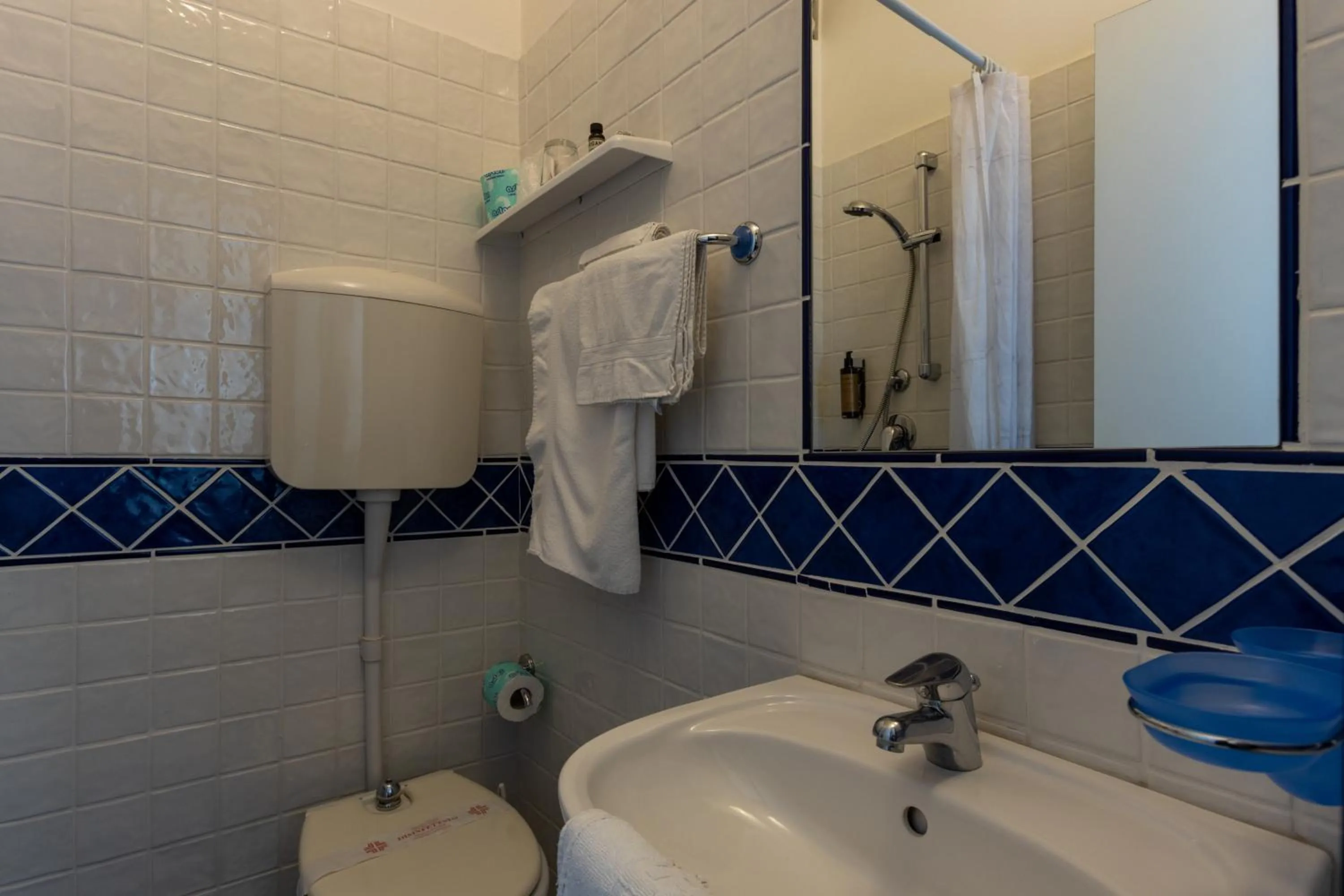 Shower in Hotel River fronte mare con piscina